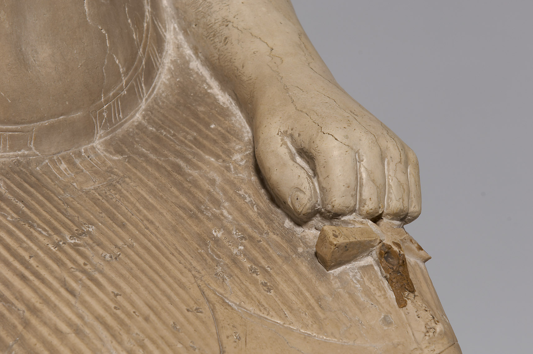 Statuengruppe des Gottes Horus und des Königs Haremhab