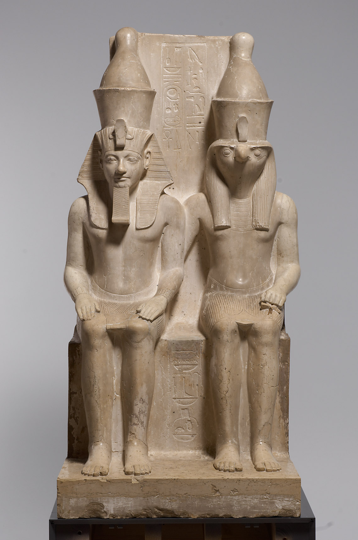 Statuengruppe des Gottes Horus und des Königs Haremhab