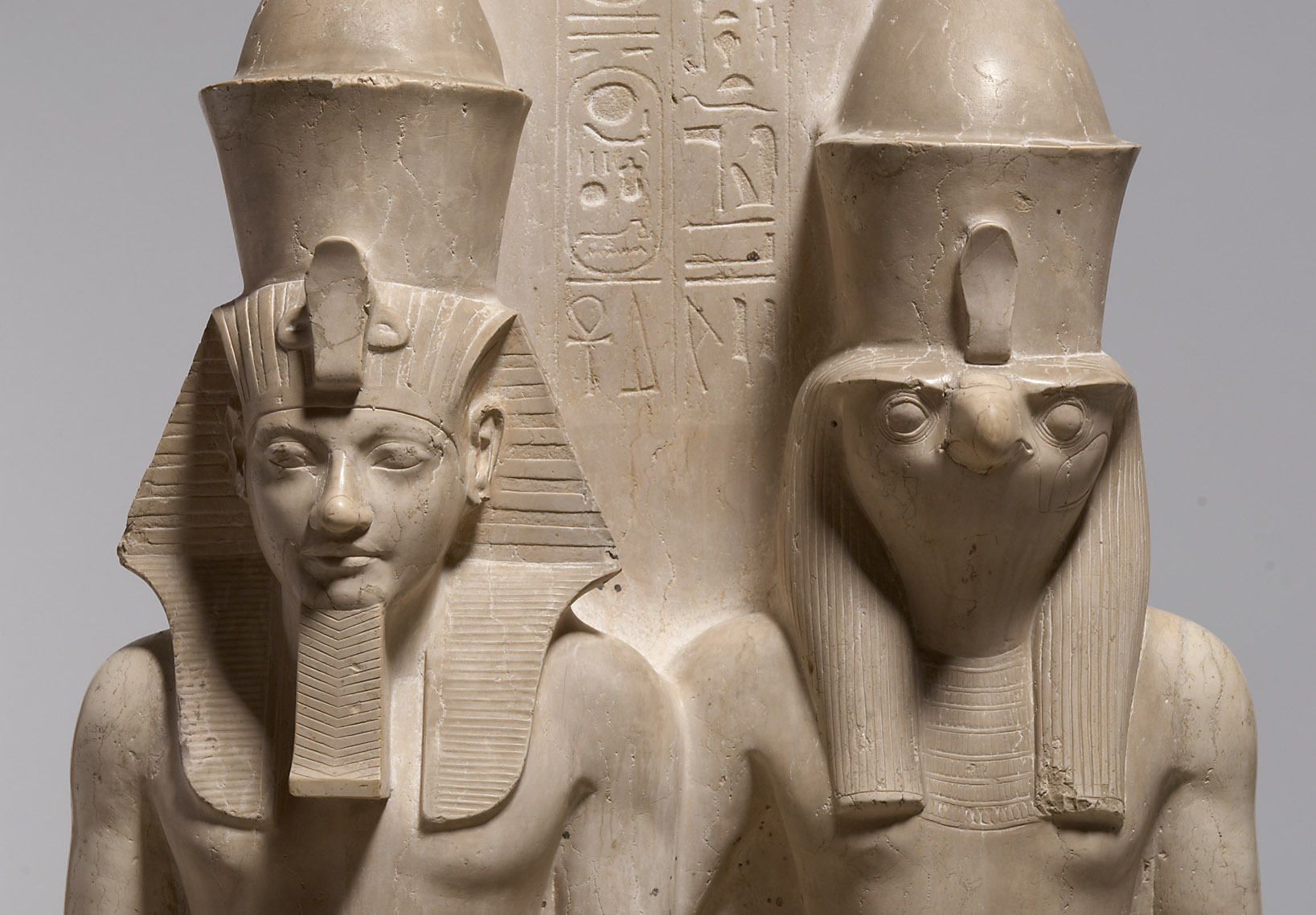Statuengruppe des Gottes Horus und des Königs Haremhab