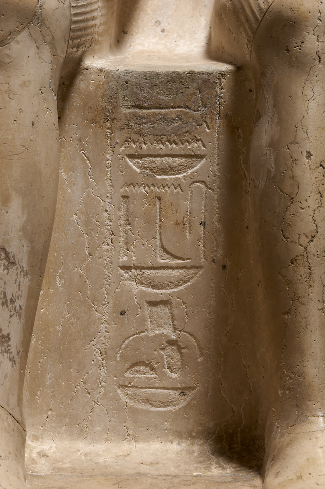 Statuengruppe des Gottes Horus und des Königs Haremhab