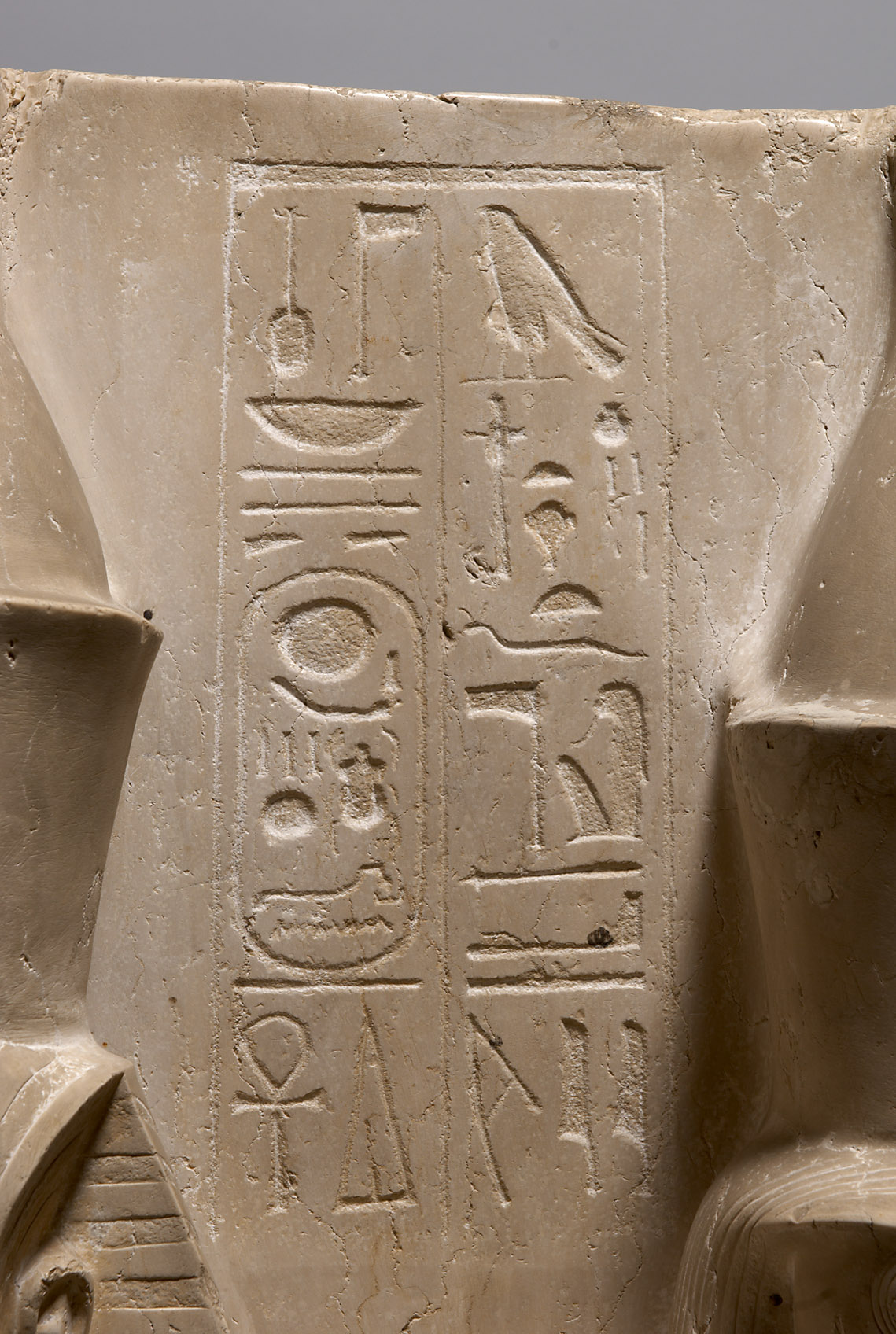 Statuengruppe des Gottes Horus und des Königs Haremhab
