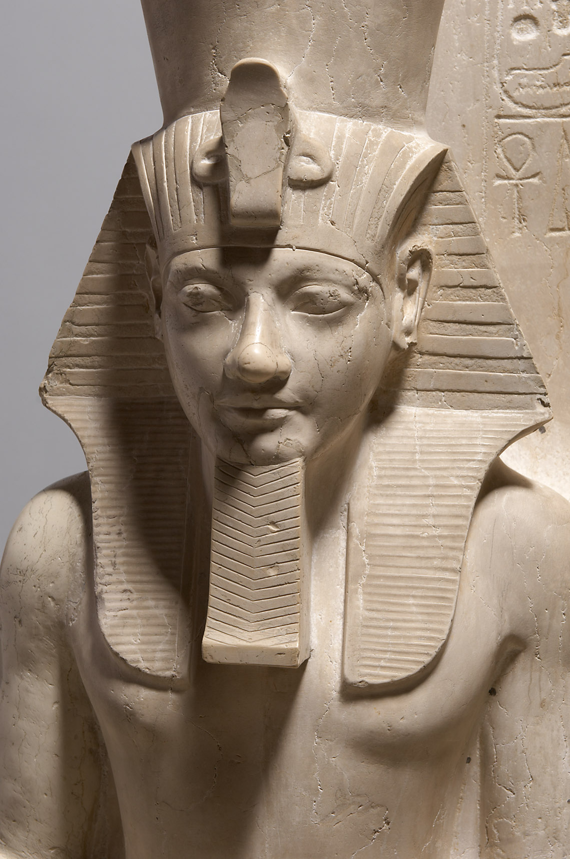 Statuengruppe des Gottes Horus und des Königs Haremhab