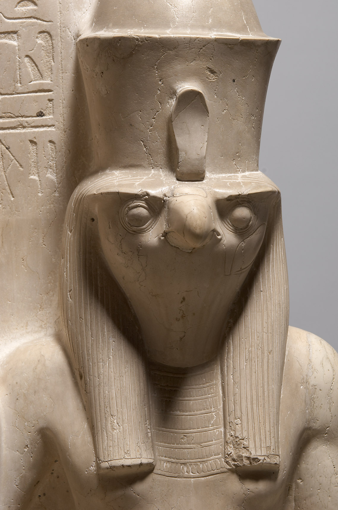 Statuengruppe des Gottes Horus und des Königs Haremhab
