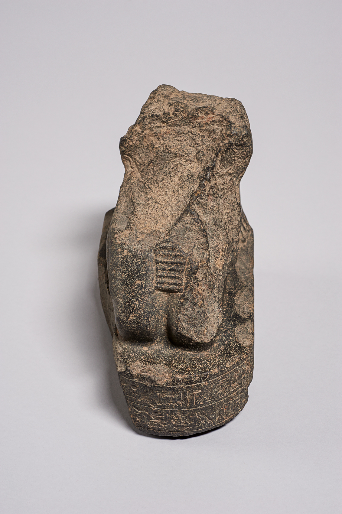 Unterteil einer knienden Statuette des Hor-em-achbit