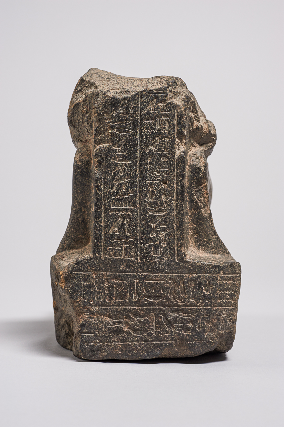 Unterteil einer knienden Statuette des Hor-em-achbit