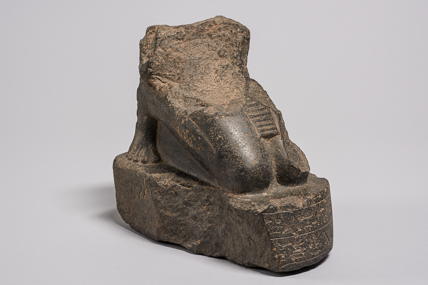 Unterteil einer knienden Statuette des Hor-em-achbit