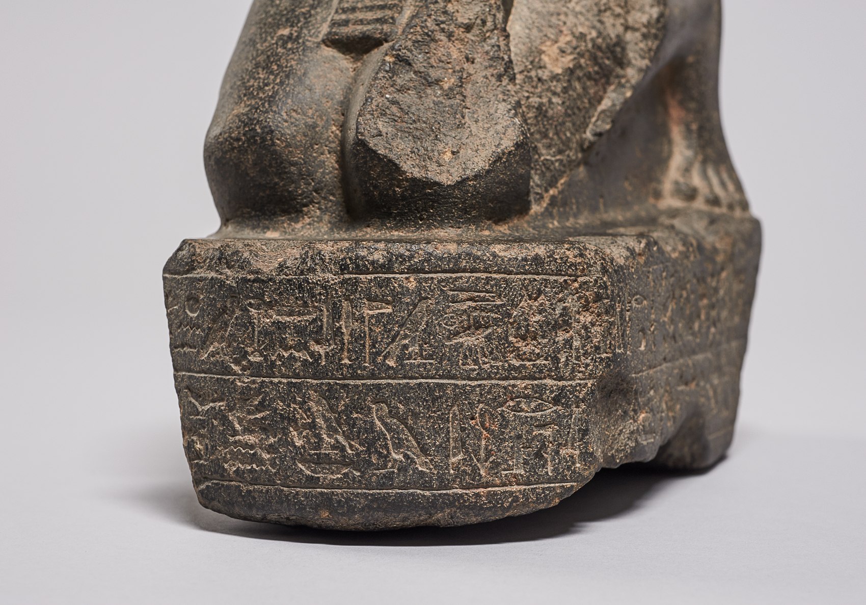Unterteil einer knienden Statuette des Hor-em-achbit