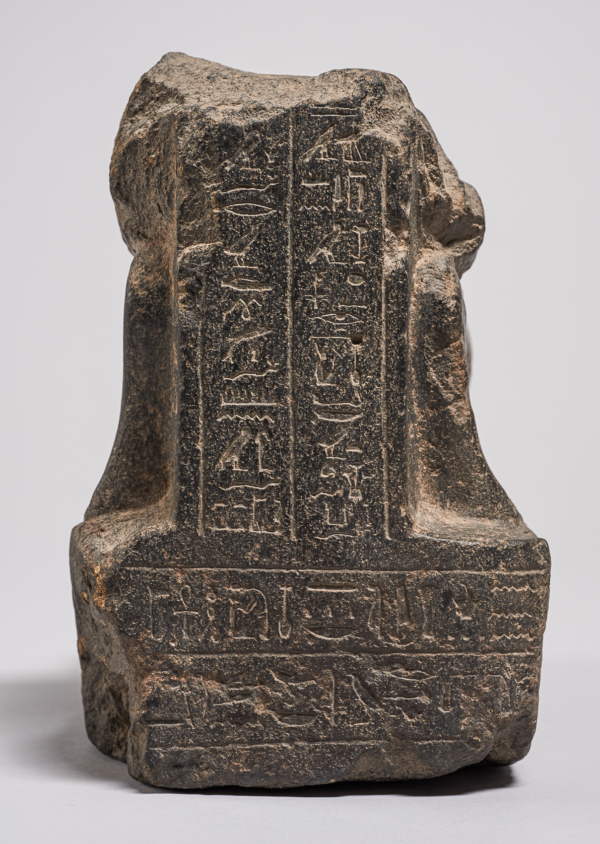 Unterteil einer knienden Statuette des Hor-em-achbit