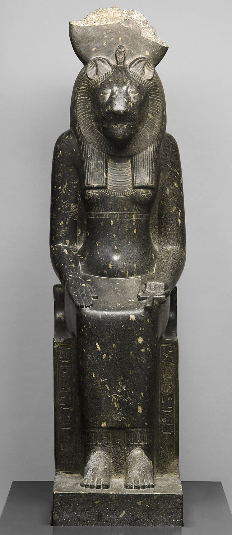 Sitzstatue der Göttin Sachmet