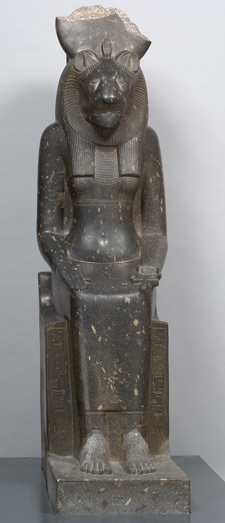 Sitzstatue der Göttin Sachmet