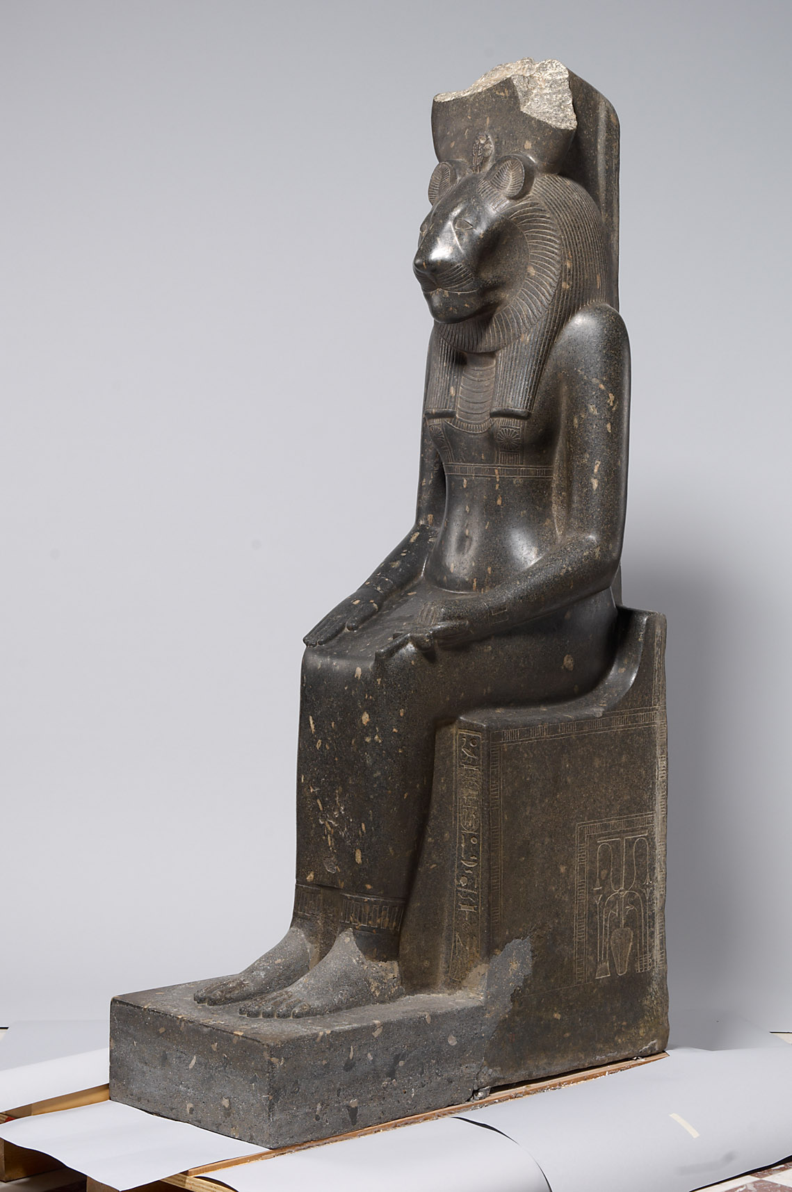 Sitzstatue der Göttin Sachmet