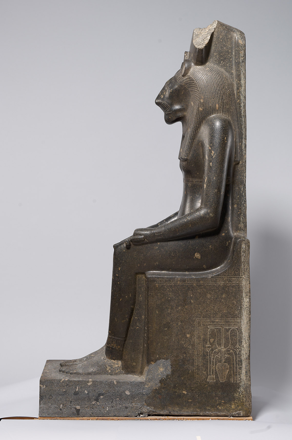 Sitzstatue der Göttin Sachmet