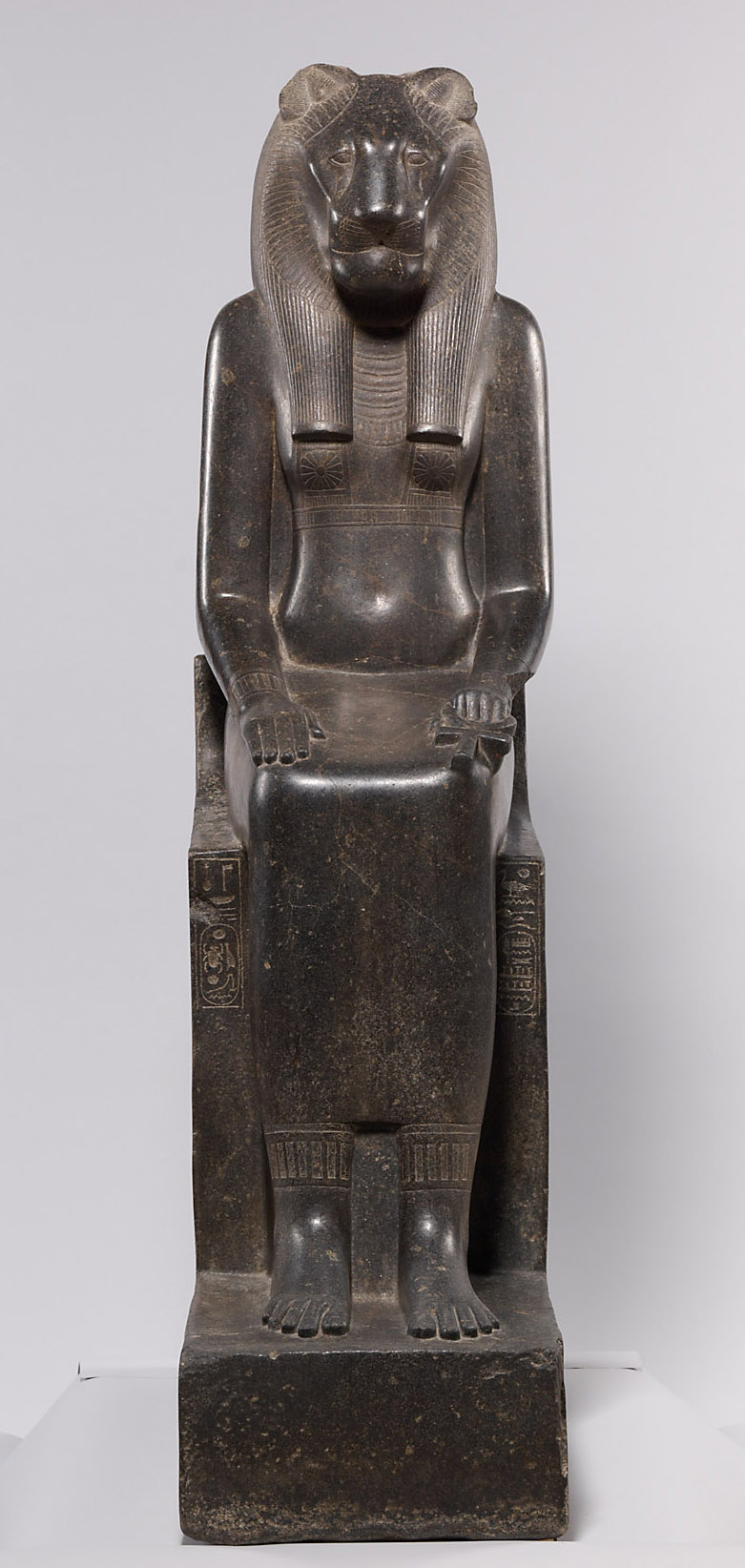 Sitzstatue der Göttin Sachmet