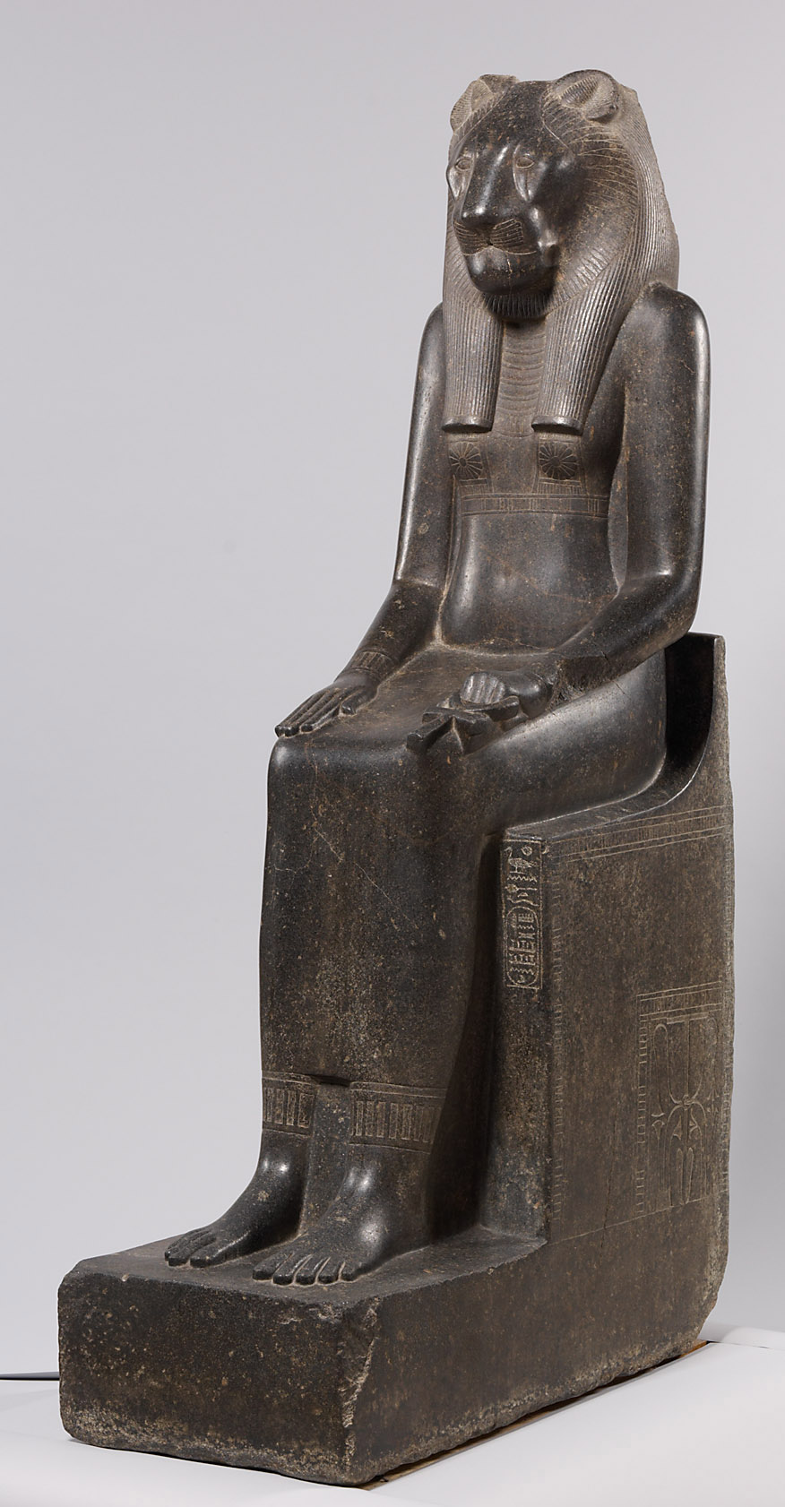 Sitzstatue der Göttin Sachmet