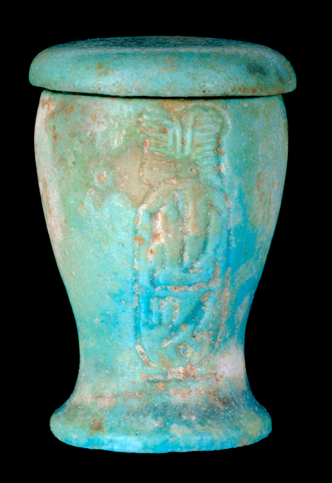 Kleiner Becher mit Deckel, mit dem Namen des Nektanebos