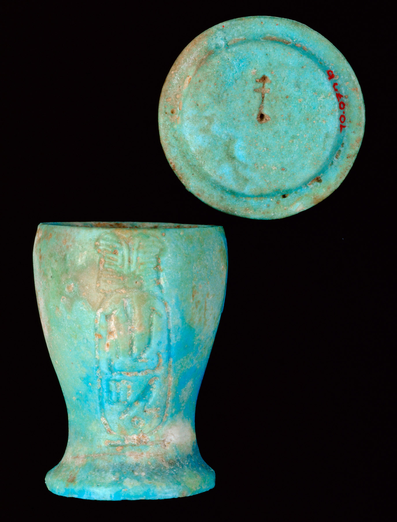 Kleiner Becher mit Deckel, mit dem Namen des Nektanebos