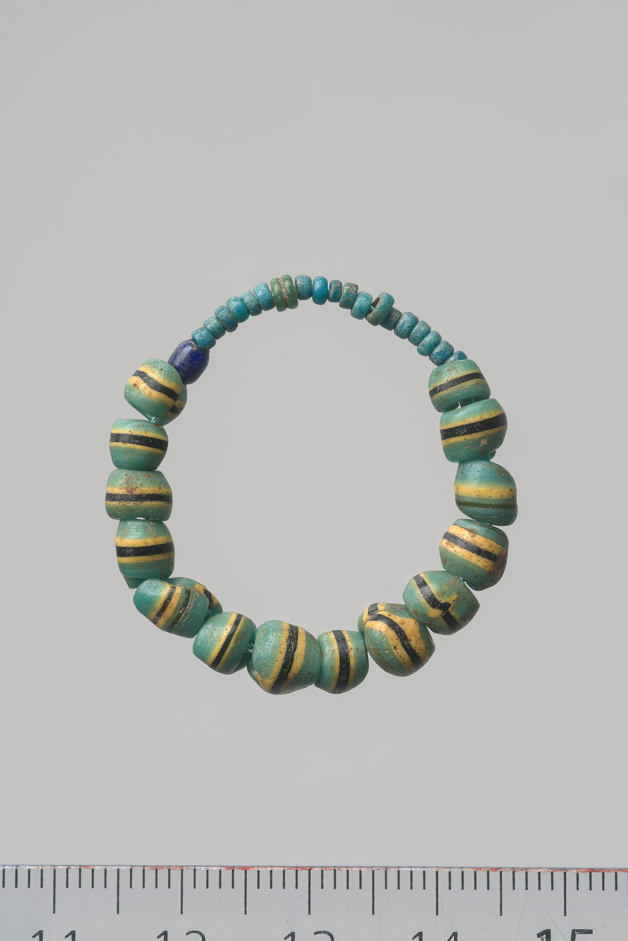 Kleine Kette aus Glasperlen