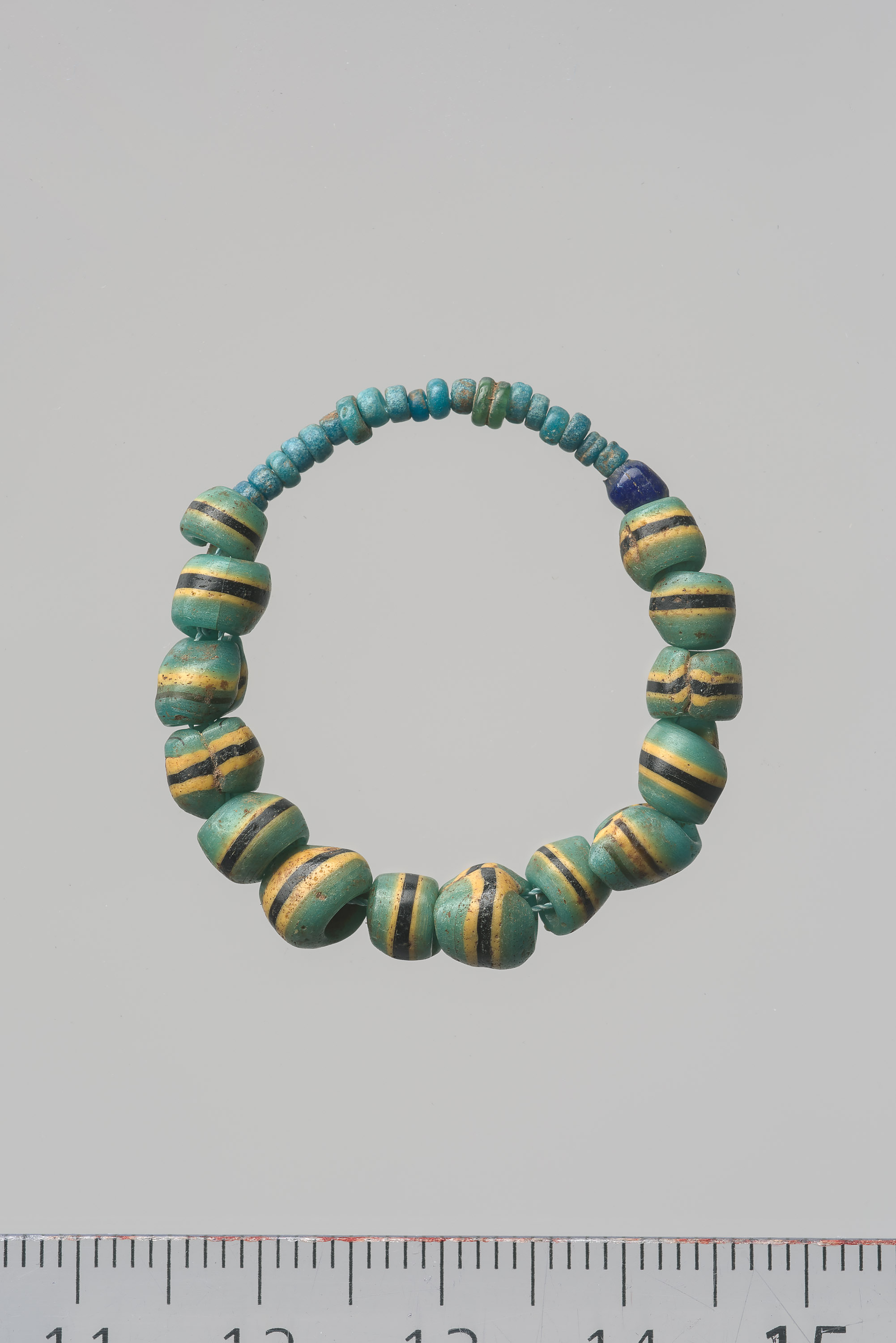 Kleine Kette aus Glasperlen