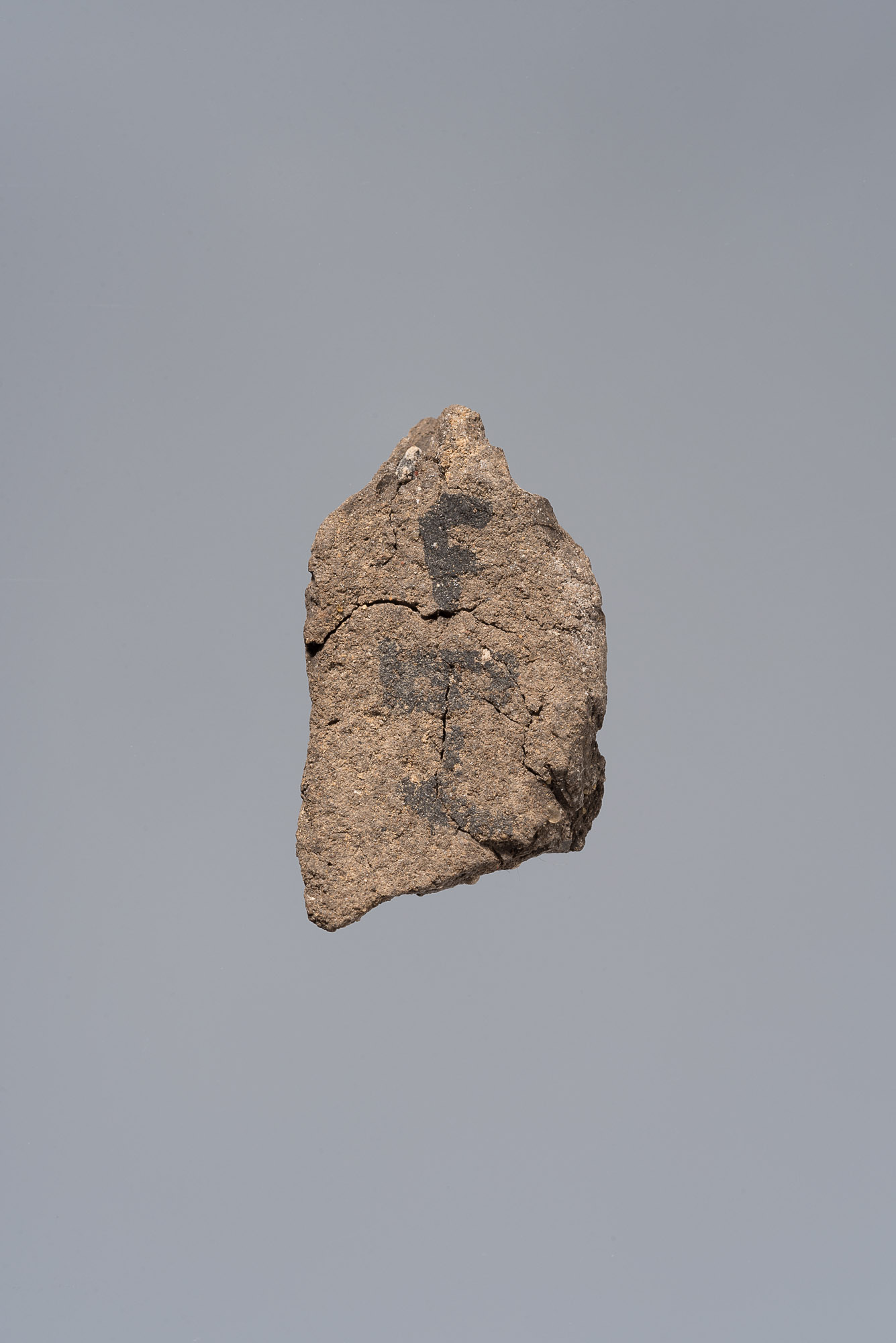 Fragmentierte Ächtungsfigur mit Aufschrift
