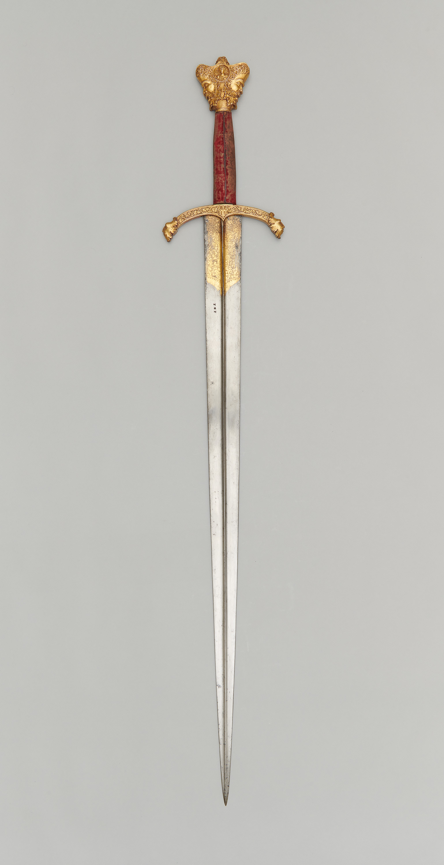 Schwert mit Krauf in Form eines Januskopfes
