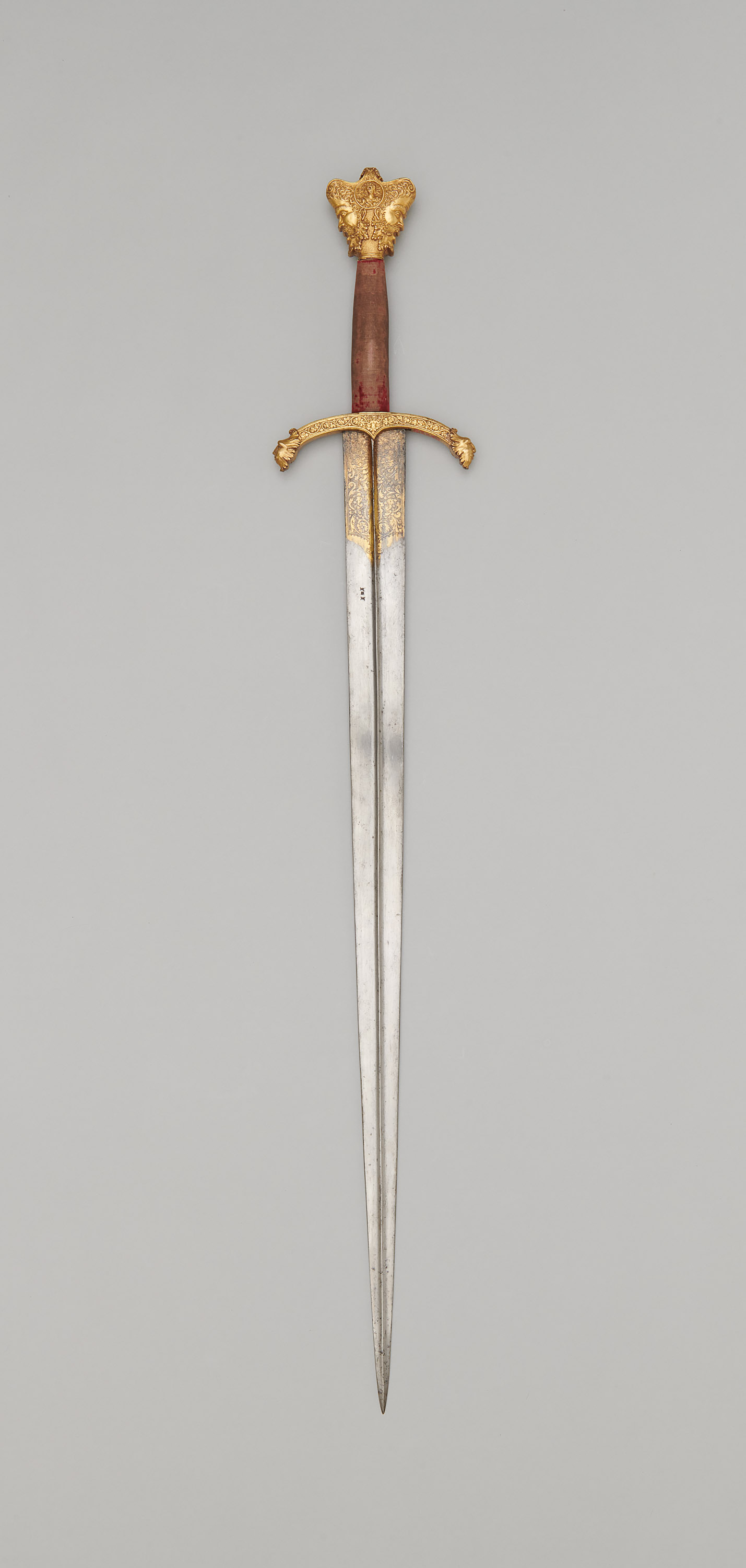 Schwert mit Krauf in Form eines Januskopfes