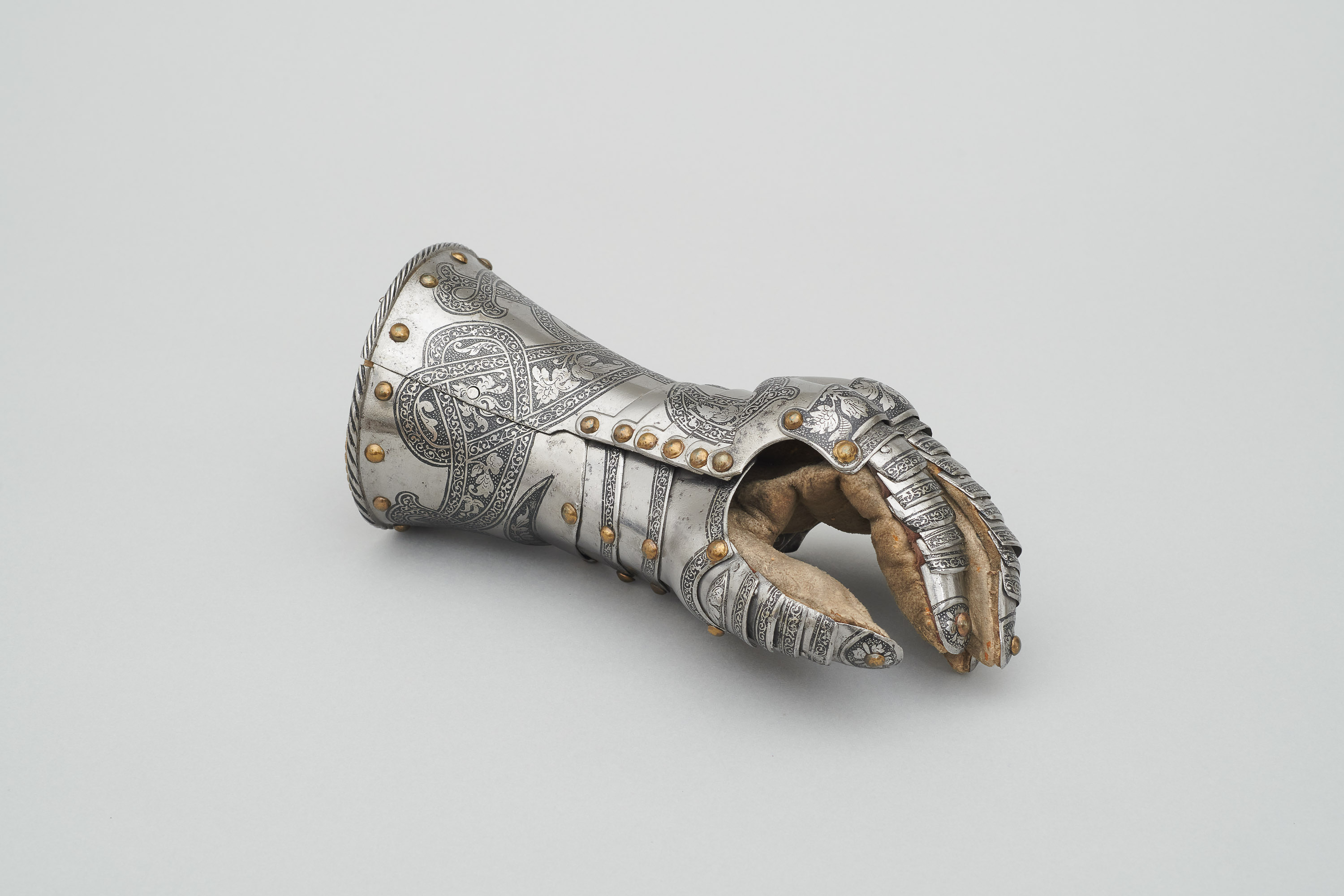 Linker Fingerhandschuh im Stil der Flechtbandgarnitur