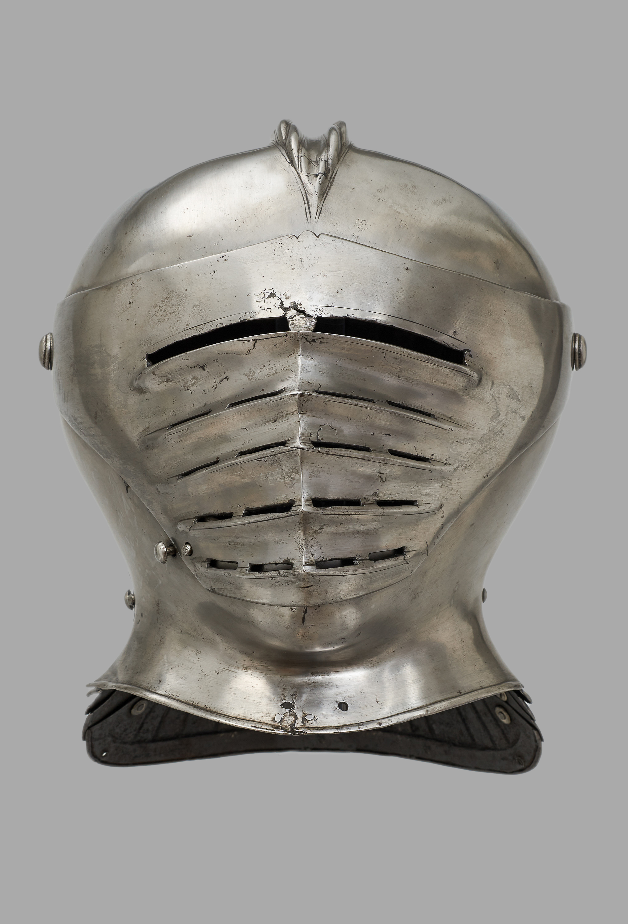 Geschlossener Helm zu einem Riefelharnisch, Riefelküriss