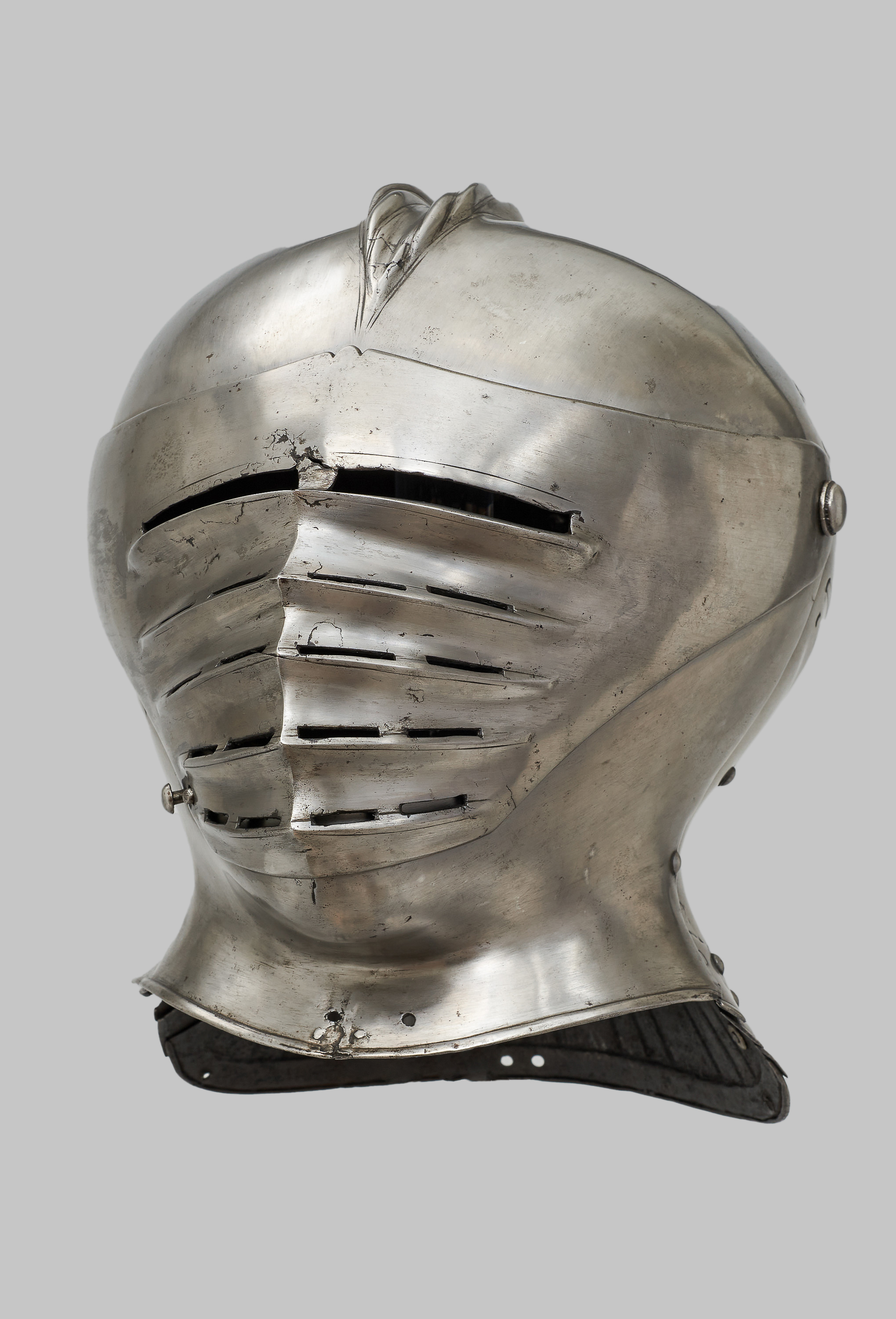 Geschlossener Helm zu einem Riefelharnisch, Riefelküriss