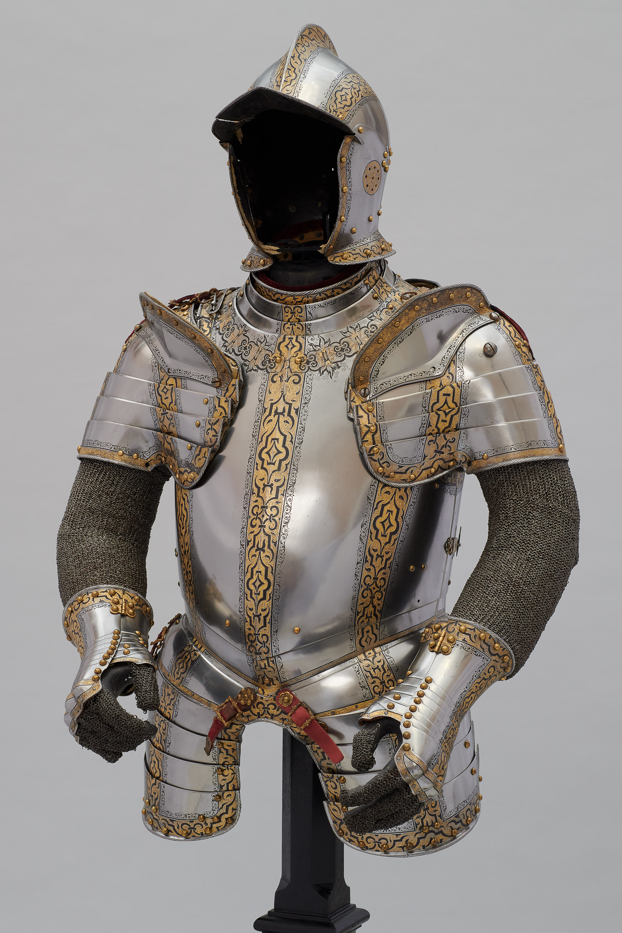 Halber Feldharnisch der schwarz-goldenen Garnitur