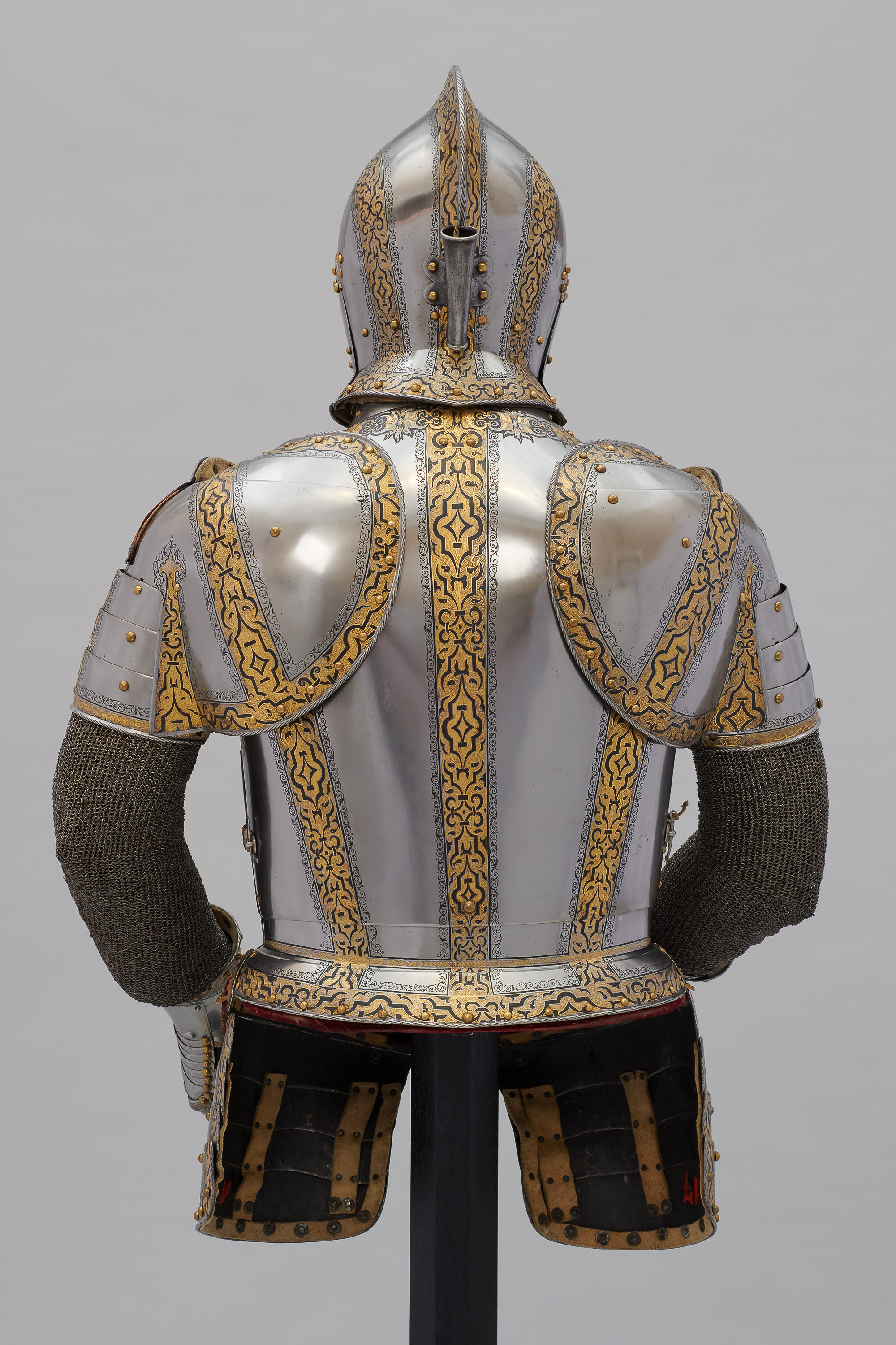 Halber Feldharnisch der schwarz-goldenen Garnitur
