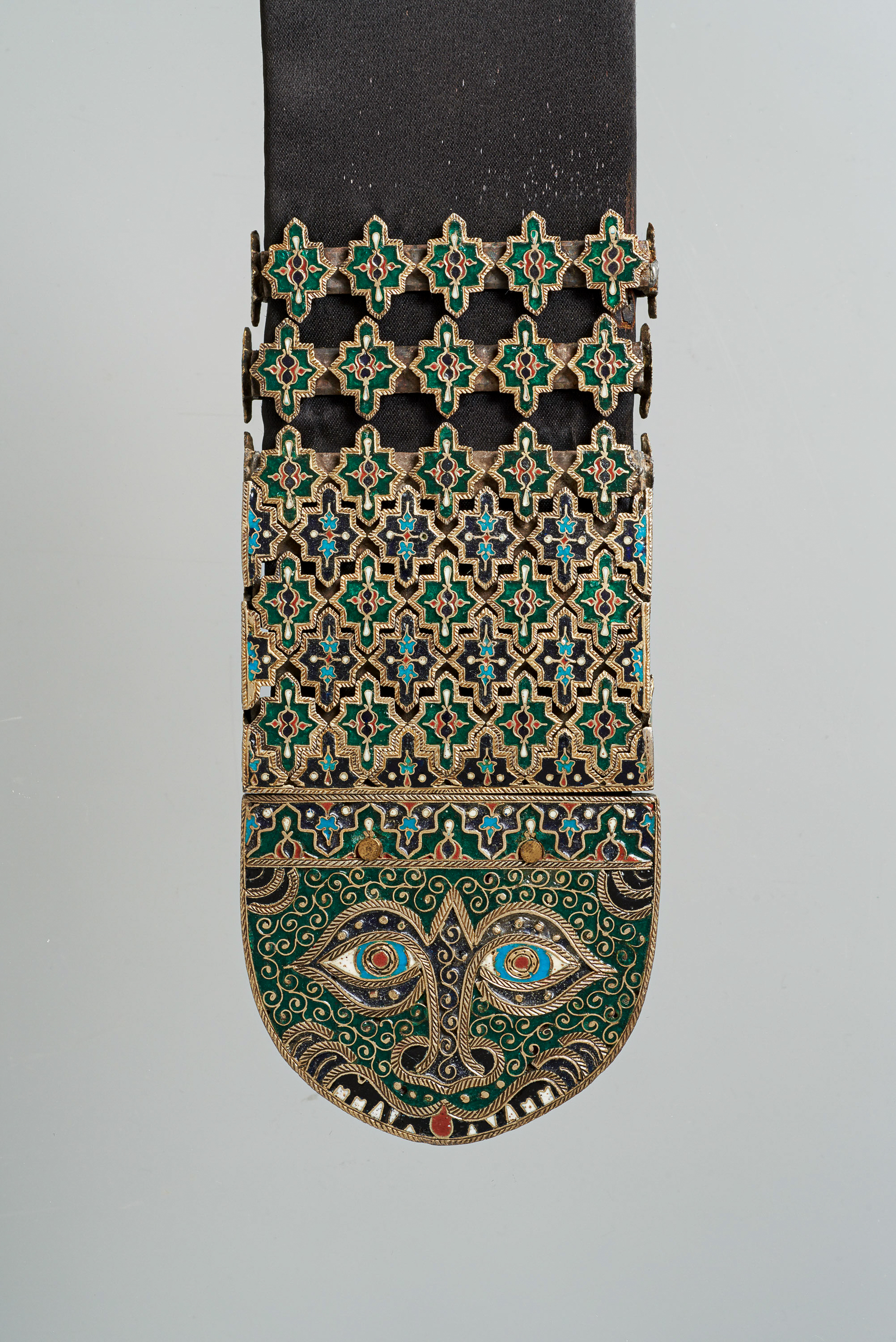 Vier Riemenzungen eines königlichen Pferdezeuges, so genannter Alhambra-Stil