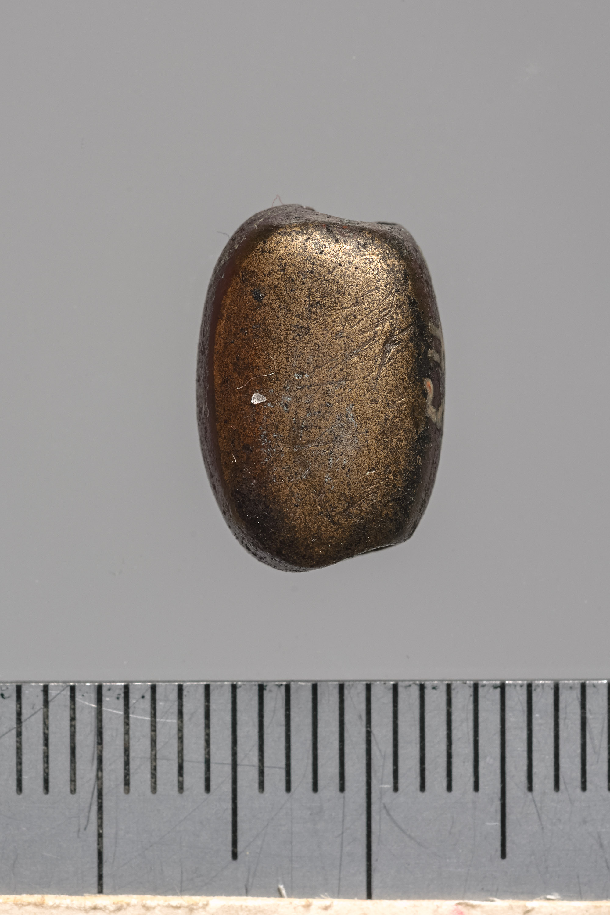 Skaraboidförmiges Amulett mit Inschrift