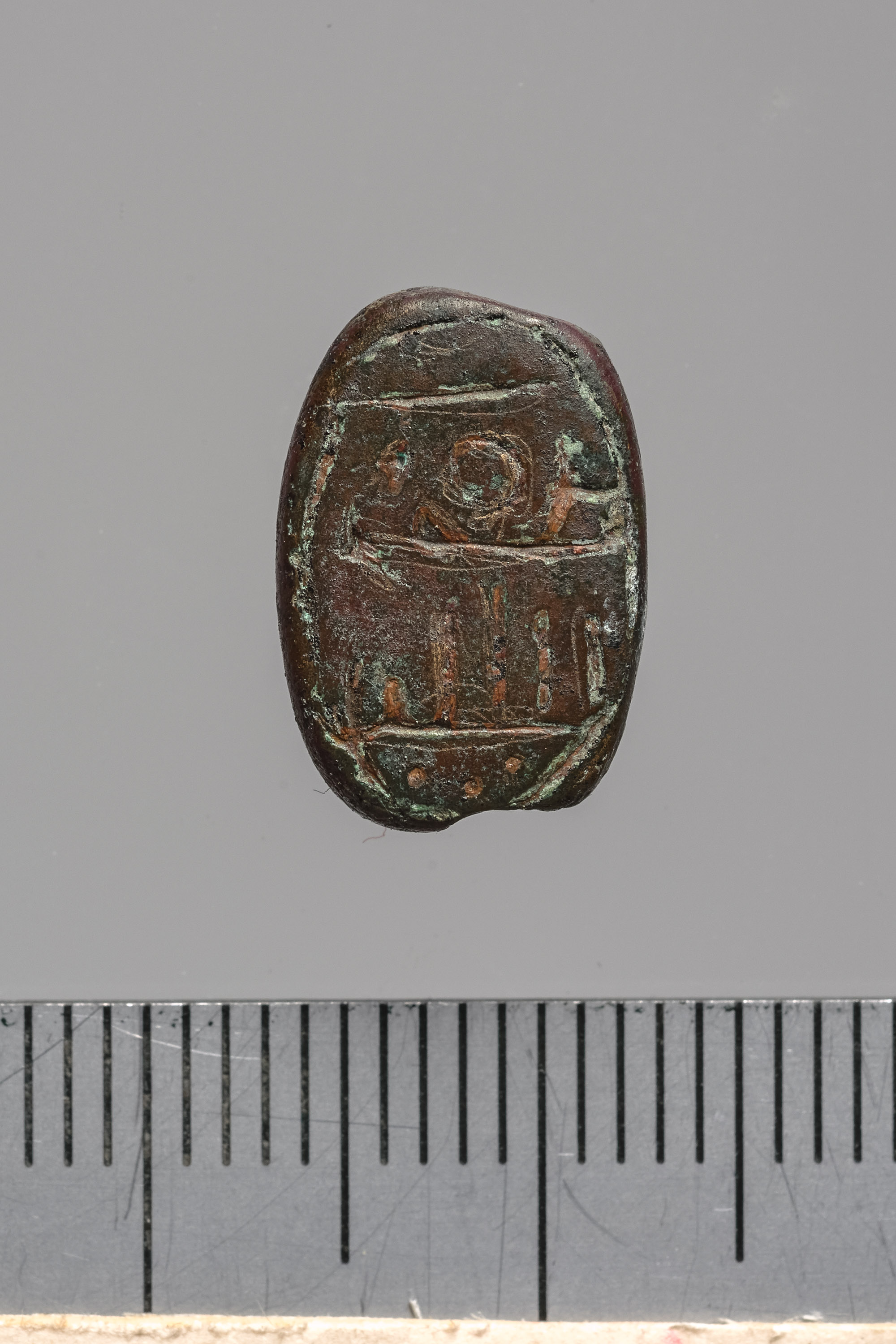 Skaraboidförmiges Amulett mit Inschrift