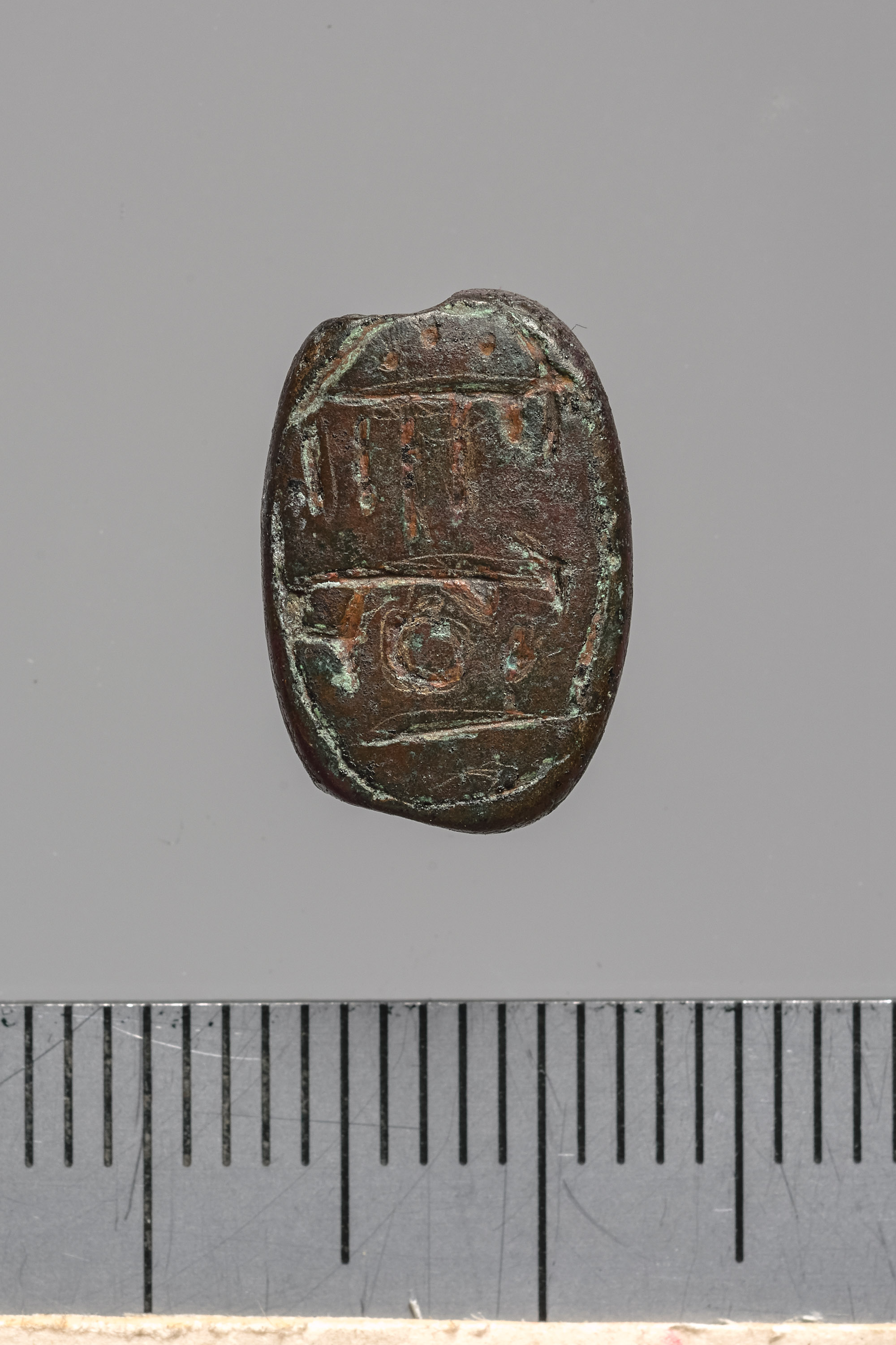 Skaraboidförmiges Amulett mit Inschrift