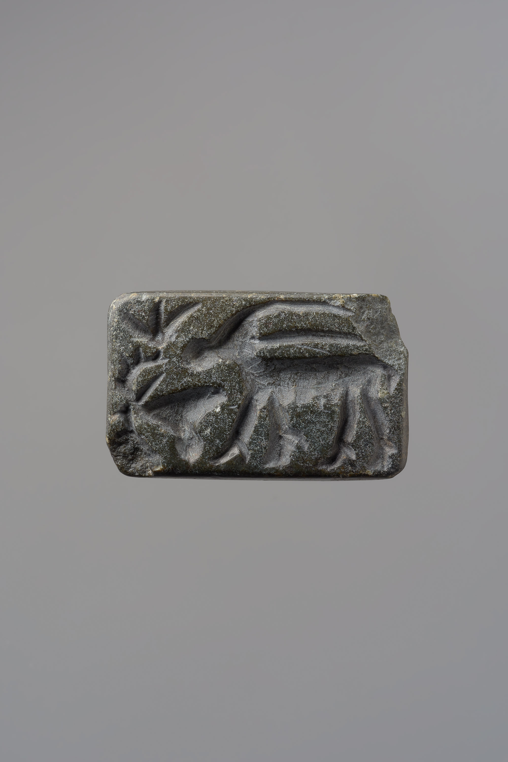 Giebelförmiger Stempel mit Antilope