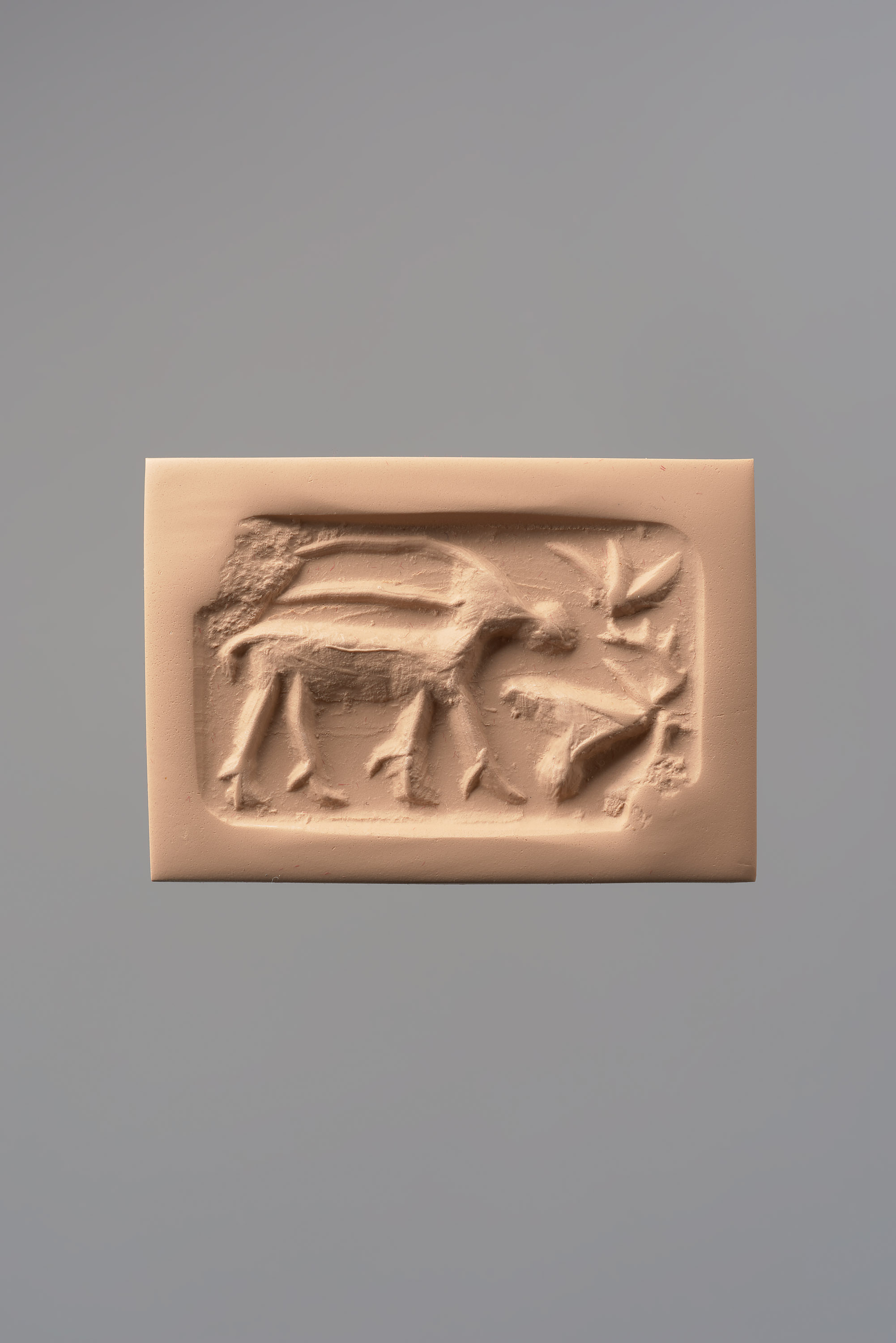 Giebelförmiger Stempel mit Antilope
