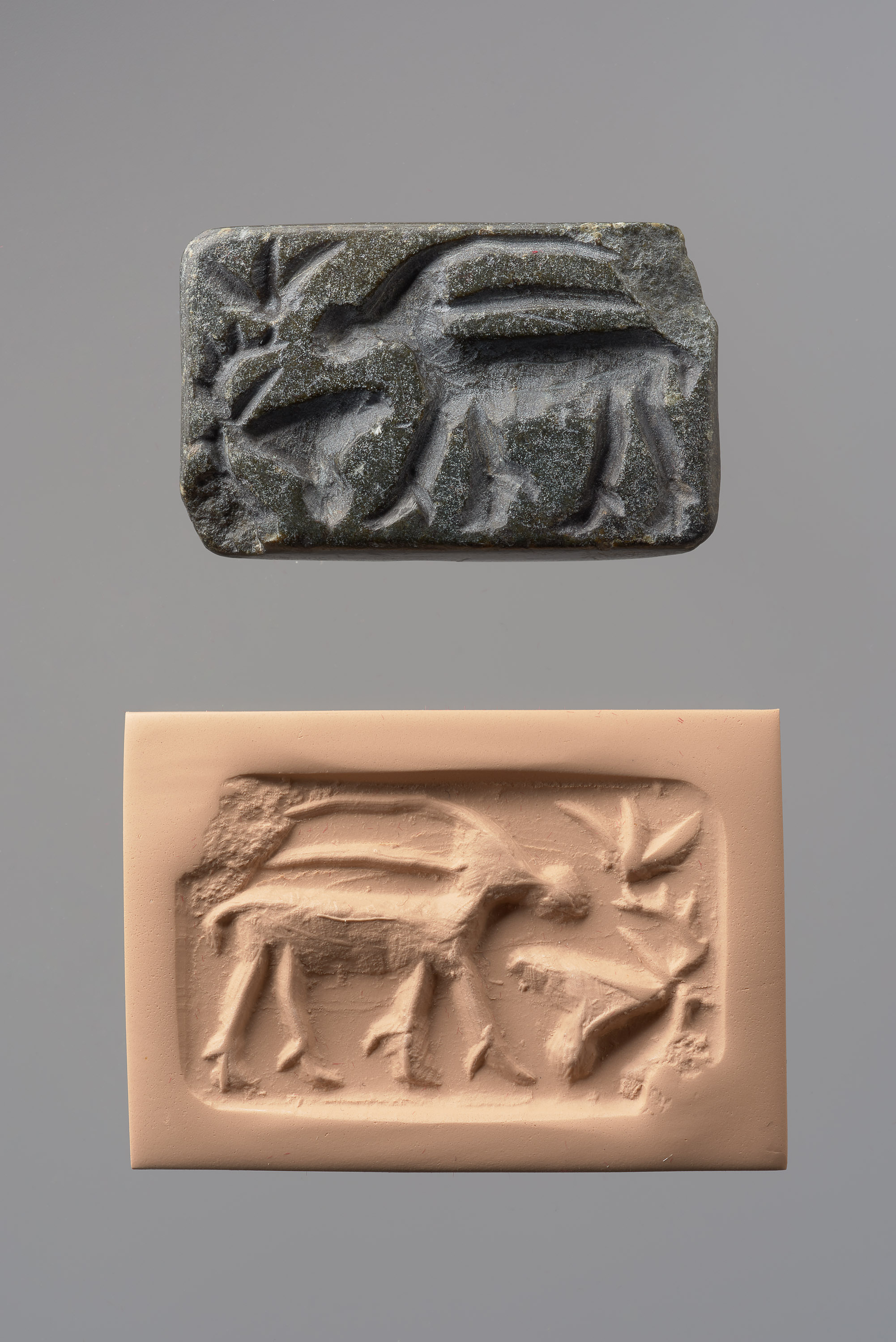 Giebelförmiger Stempel mit Antilope