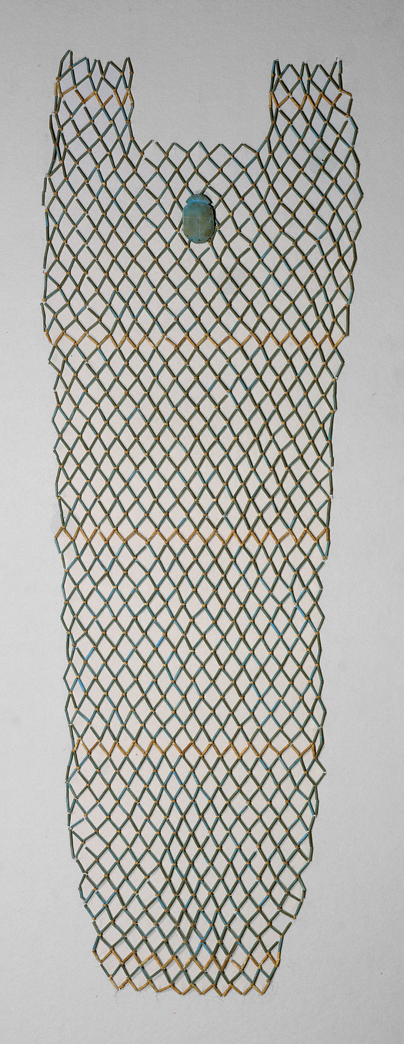 Perlennetz von der Mumie des Iru mit Skarabäus
