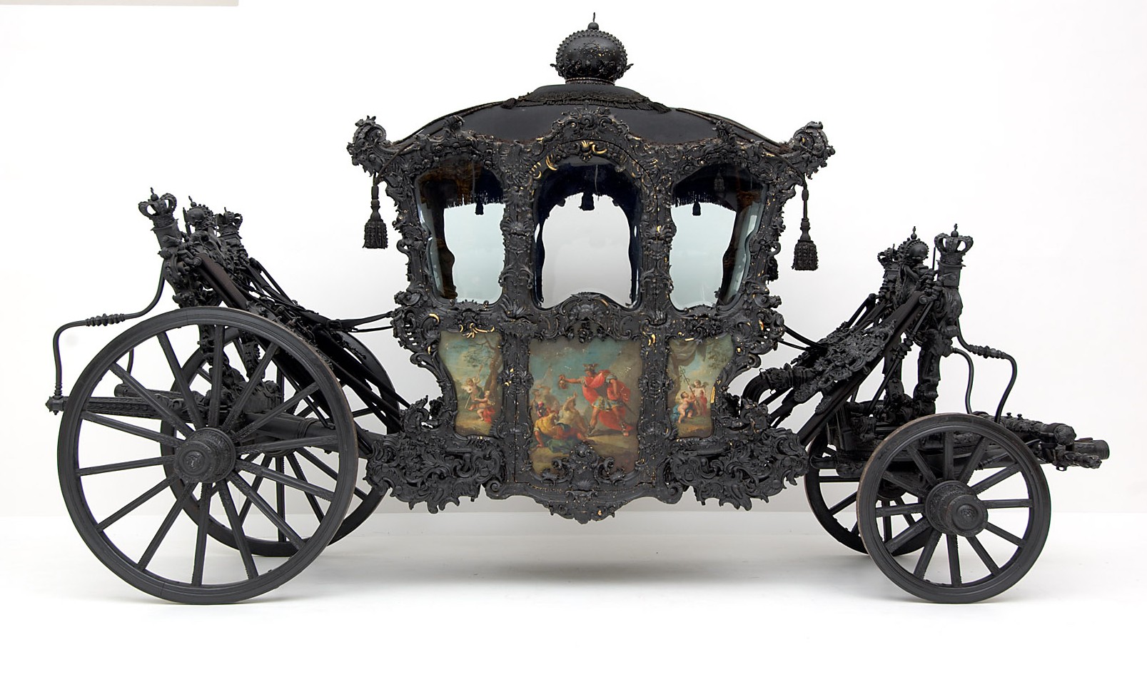 Imperial gala coach for court mourning