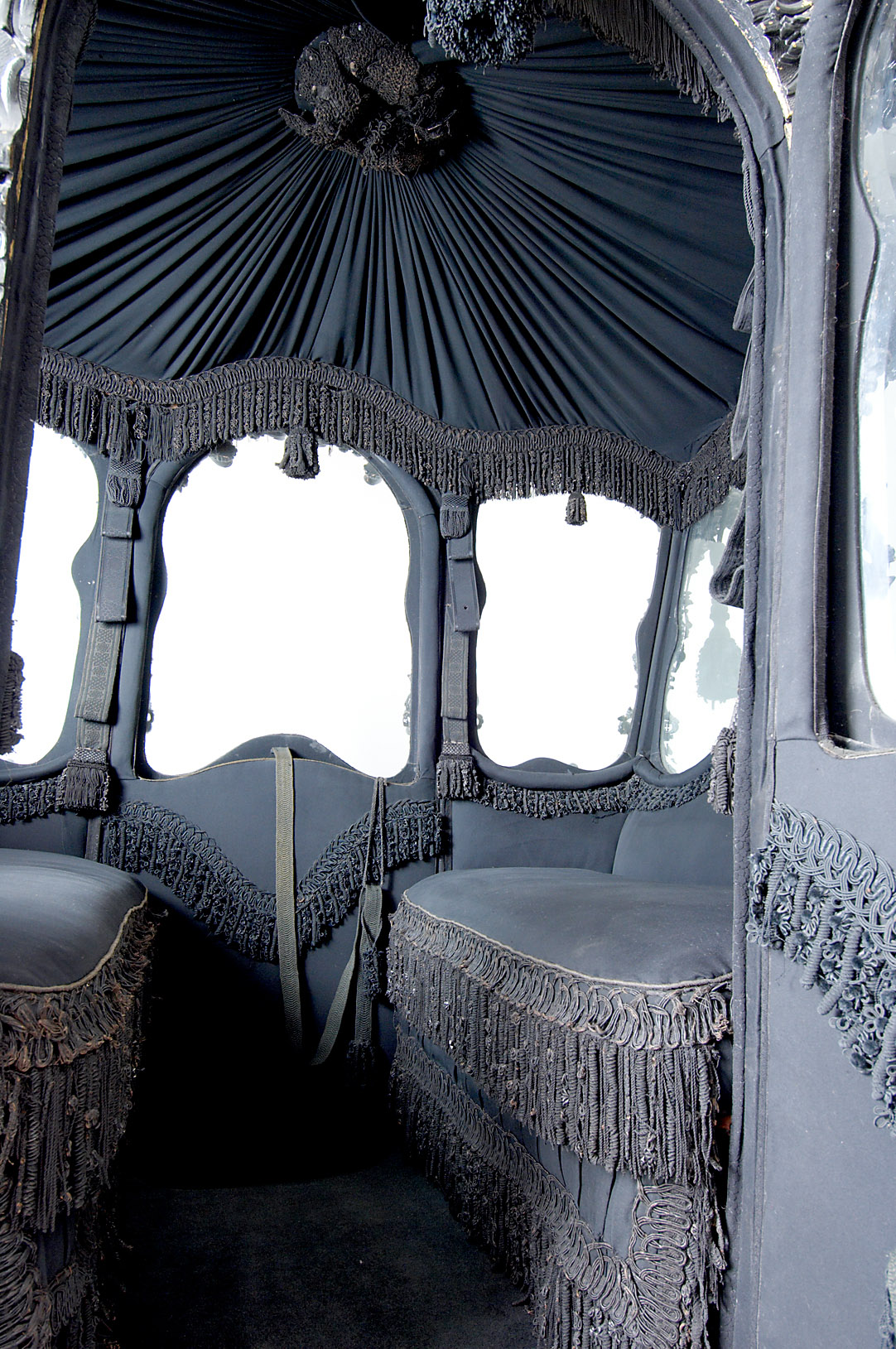 Imperial gala coach for court mourning