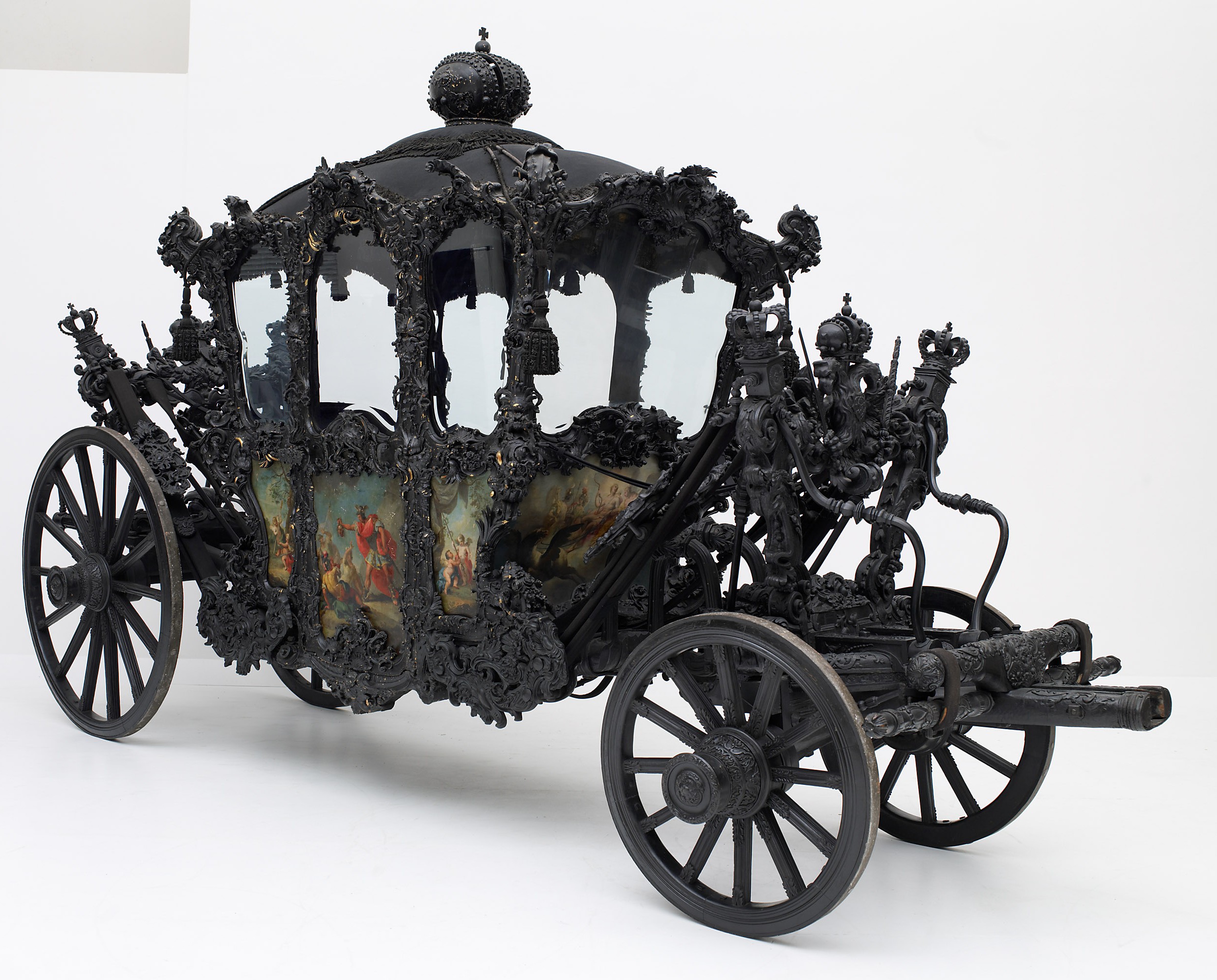 Imperial gala coach for court mourning