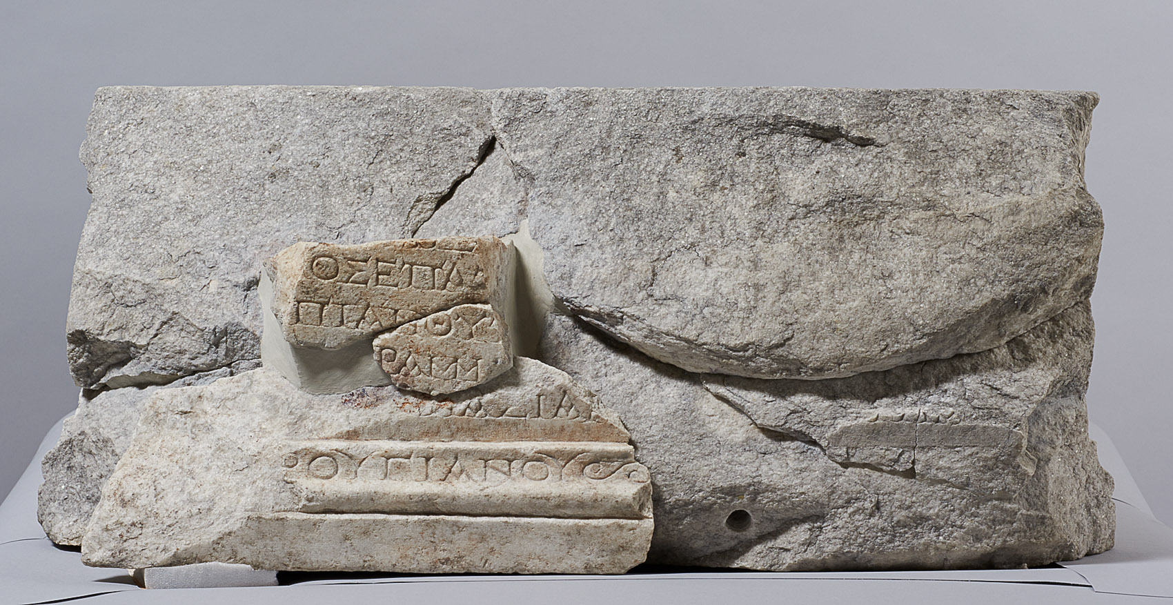 Statuenbasis des L. C. Phrugianos