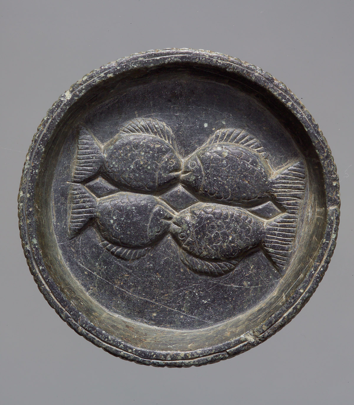 Flache runde Schale mit Fischrelief