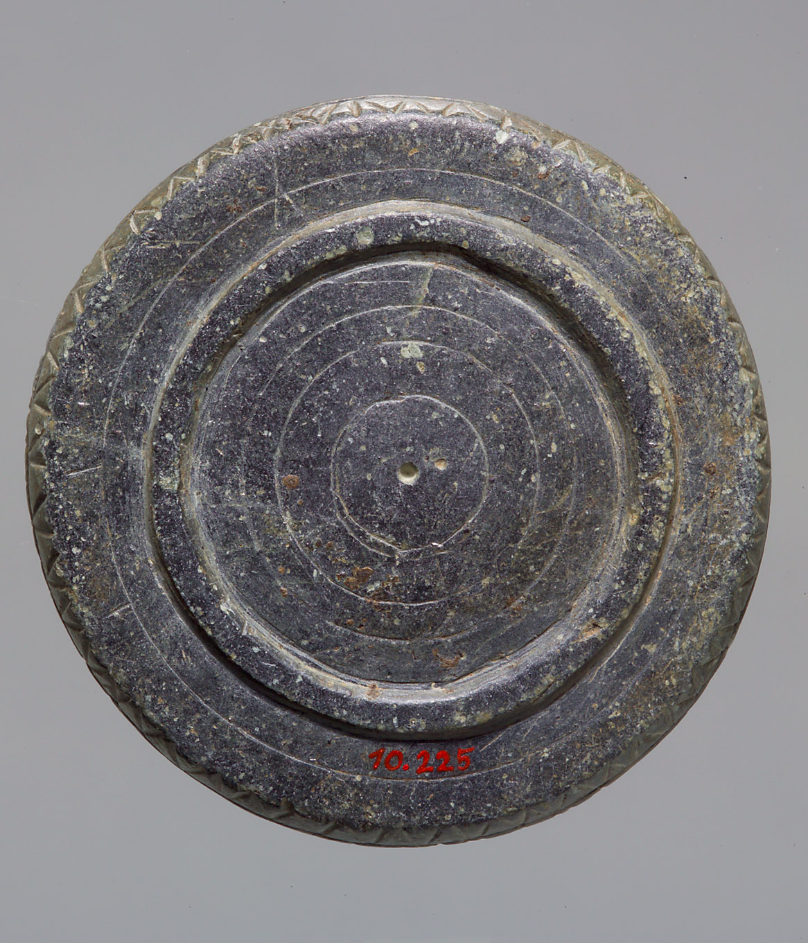 Flache runde Schale mit Fischrelief