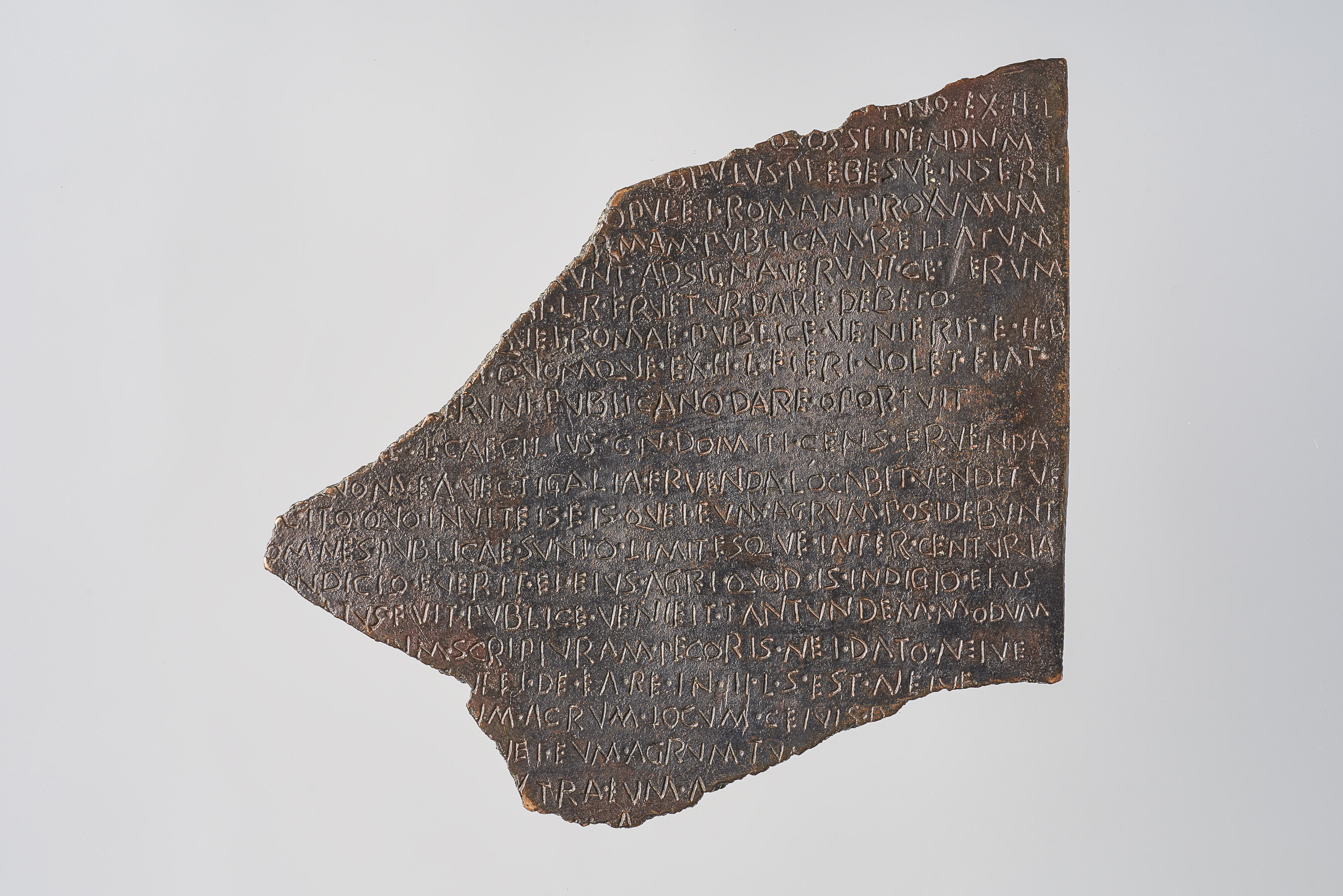 Tafelfragment mit Lex acilia repetundarum (VS) und Lex agraria (RS)
