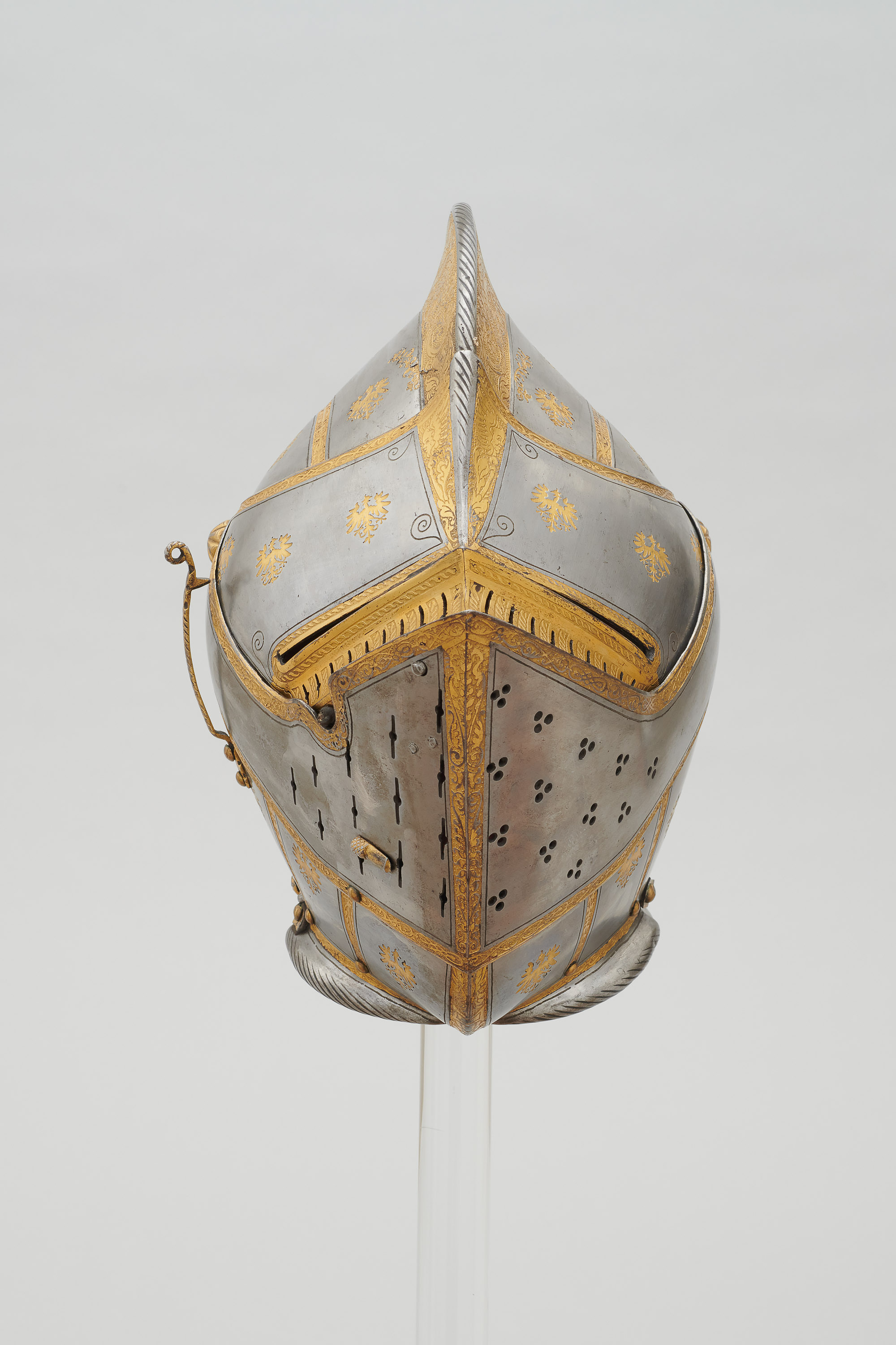 Geschlossener Helm der Adlergarnitur