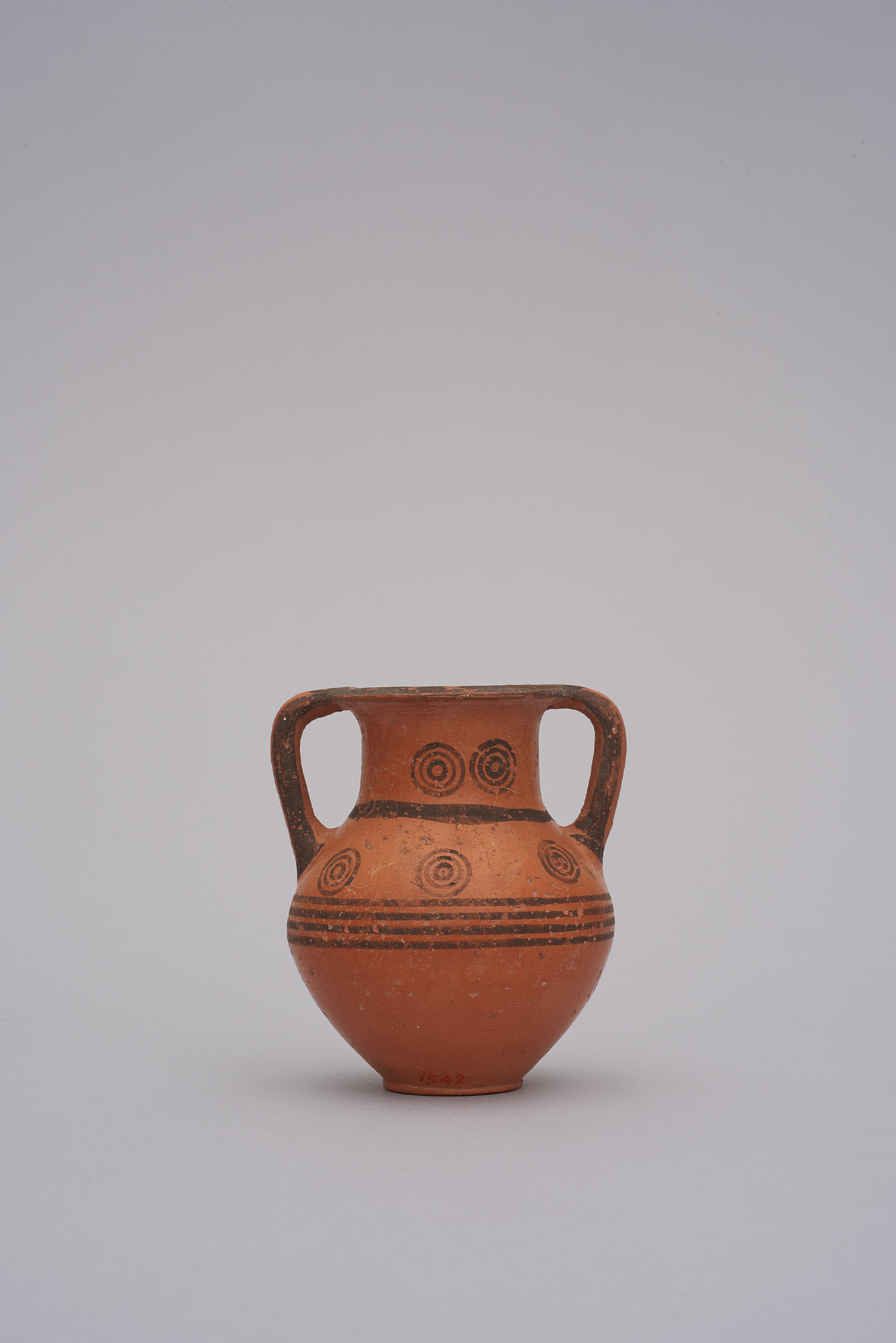 Amphoriskos der Black on red II (IV) Ware