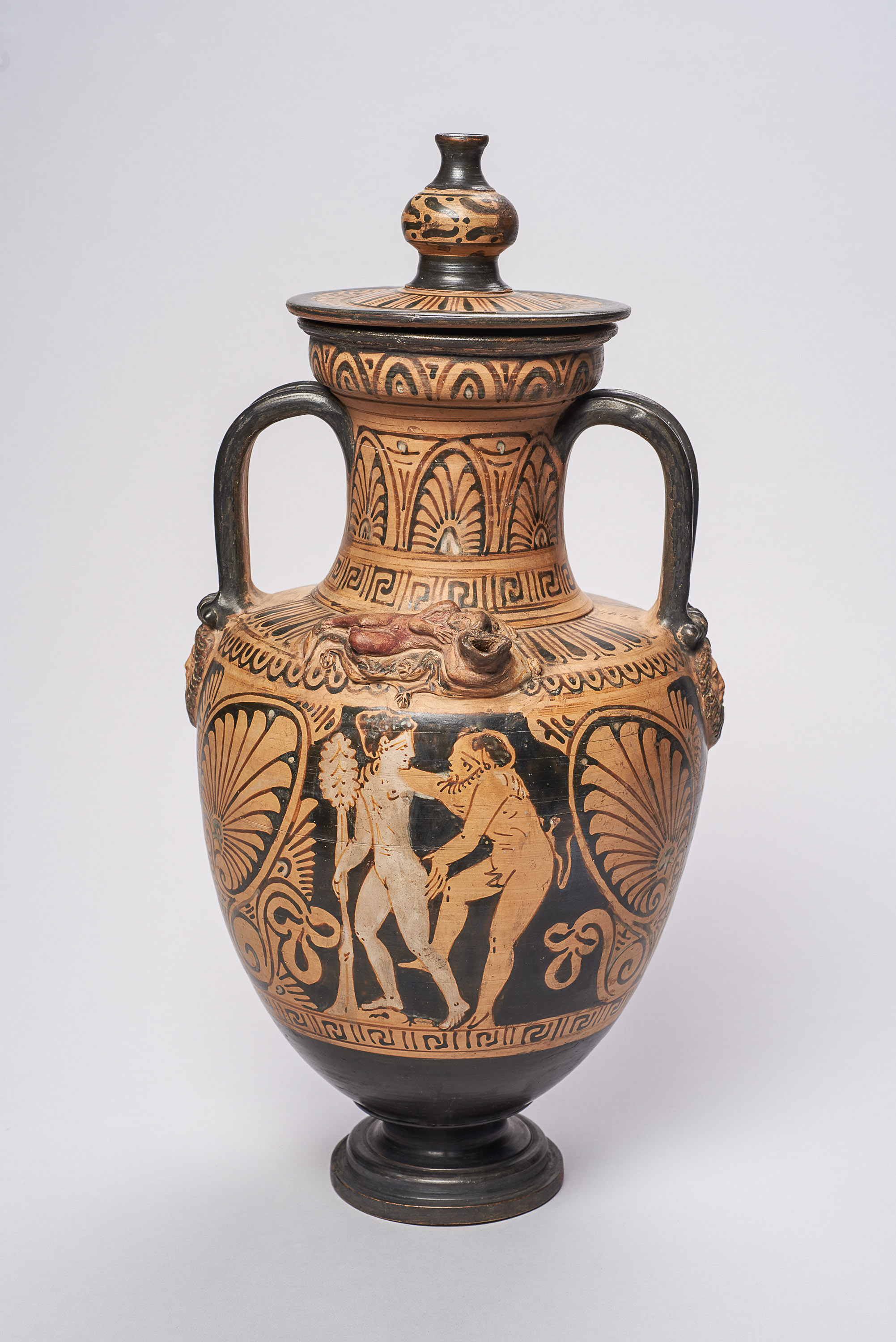 Halsamphora mit Deckel: Satyrn und Mänaden // Mädchen mit Tympanon