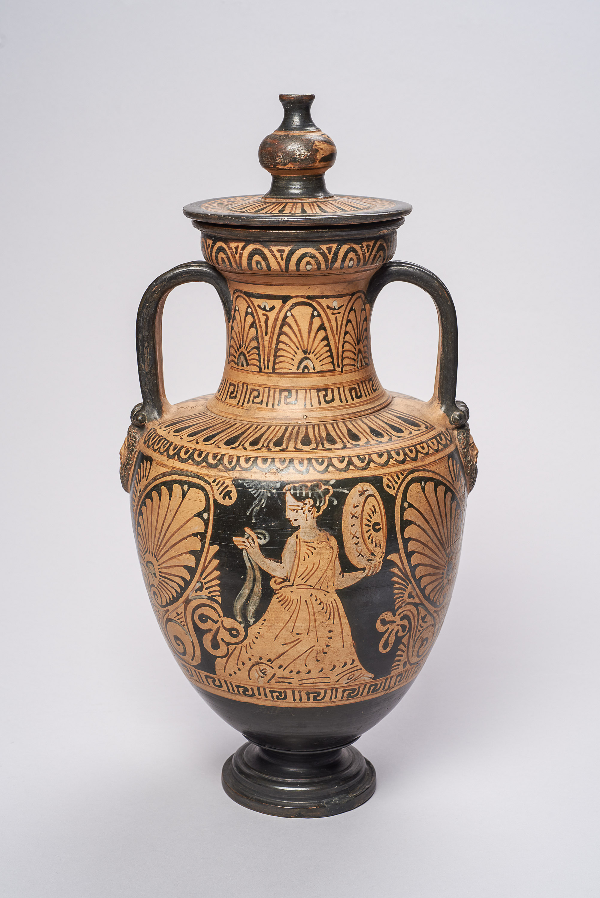 Halsamphora mit Deckel: Satyrn und Mänaden // Mädchen mit Tympanon