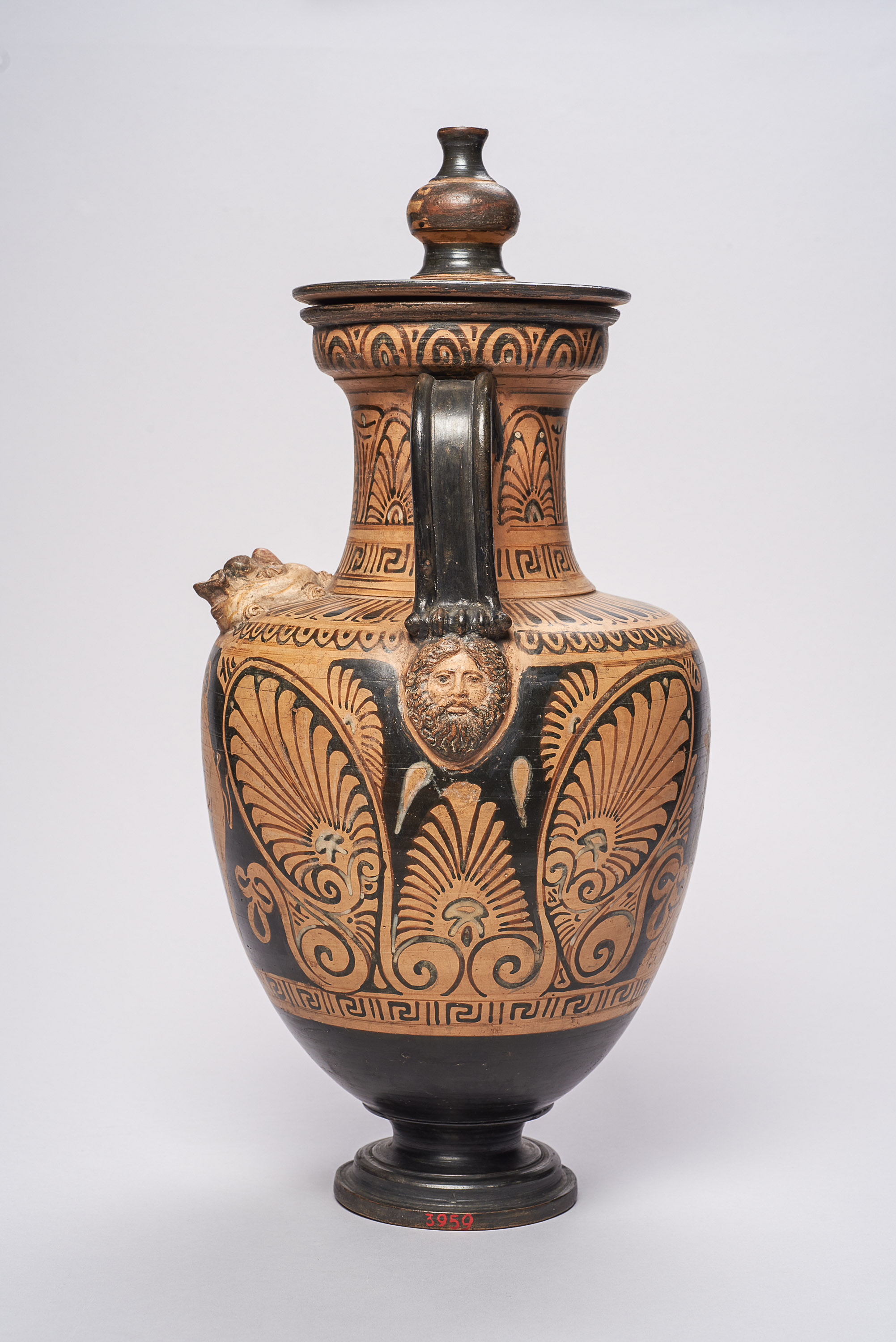 Halsamphora mit Deckel: Satyrn und Mänaden // Mädchen mit Tympanon